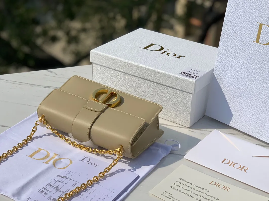 Top upgraded version 💰1900 Size 21.5✖️12✖️6cm This time, a new size small is launched, attracting much attention! 23New Dior 30 Montaigne East-West All-leather chain bag, channeled by a Hong Kong trading company. The large "CD" hardware logo on the front is highly recognizable. The three-dimensional "30Montaigne" embossed imported calfskin on the back is textured. The chain is a retro CD ring buckle. It is classic and high-end. It is suitable for formal occasions or casual wear. It is elegant and durable. The small pocket design on the back is very considerate. The perfect details are comparable to brick cabinets. It is super awesome. How can you fairies not love it‼ ️