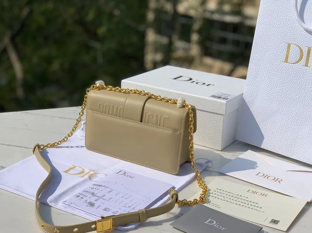 Top upgraded version 💰1900 Size 21.5✖️12✖️6cm This time, a new size small is launched, attracting much attention! 23New Dior 30 Montaigne East-West All-leather chain bag, channeled by a Hong Kong trading company. The large "CD" hardware logo on the front is highly recognizable. The three-dimensional "30Montaigne" embossed imported calfskin on the back is textured. The chain is a retro CD ring buckle. It is classic and high-end. It is suitable for formal occasions or casual wear. It is elegant and durable. The small pocket design on the back is very considerate. The perfect details are comparable to brick cabinets. It is super awesome. How can you fairies not love it‼ ️