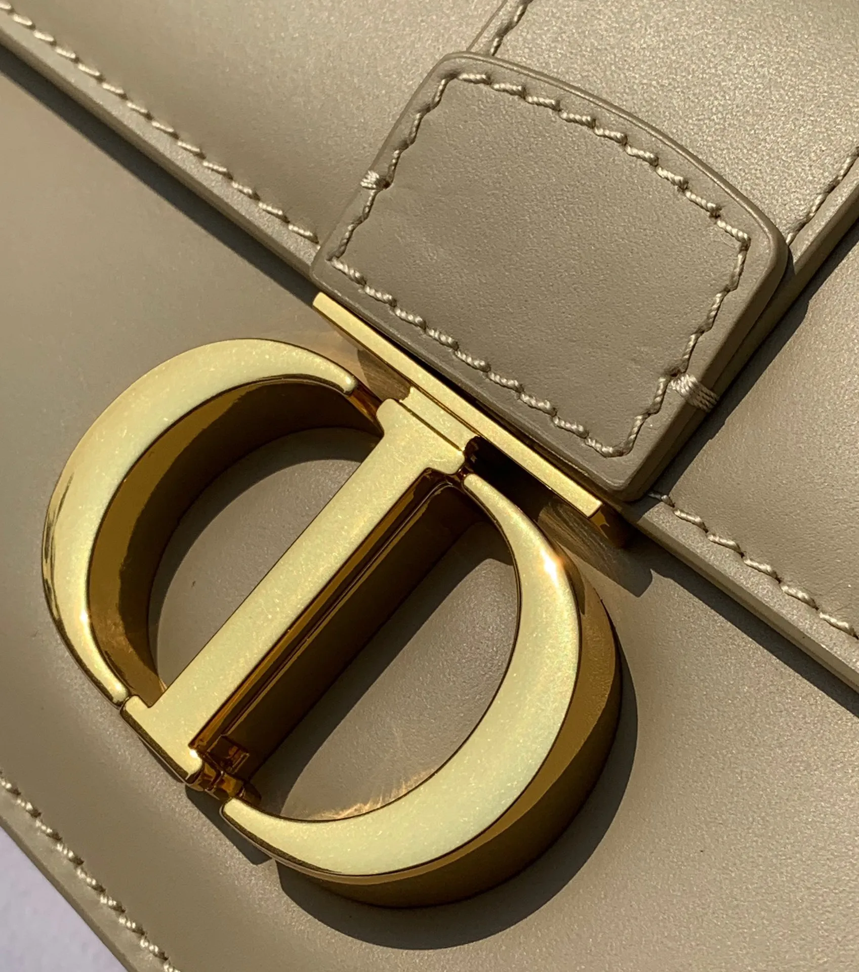 Top upgraded version 💰1900 Size 21.5✖️12✖️6cm This time, a new size small is launched, attracting much attention! 23New Dior 30 Montaigne East-West All-leather chain bag, channeled by a Hong Kong trading company. The large "CD" hardware logo on the front is highly recognizable. The three-dimensional "30Montaigne" embossed imported calfskin on the back is textured. The chain is a retro CD ring buckle. It is classic and high-end. It is suitable for formal occasions or casual wear. It is elegant and durable. The small pocket design on the back is very considerate. The perfect details are comparable to brick cabinets. It is super awesome. How can you fairies not love it‼ ️