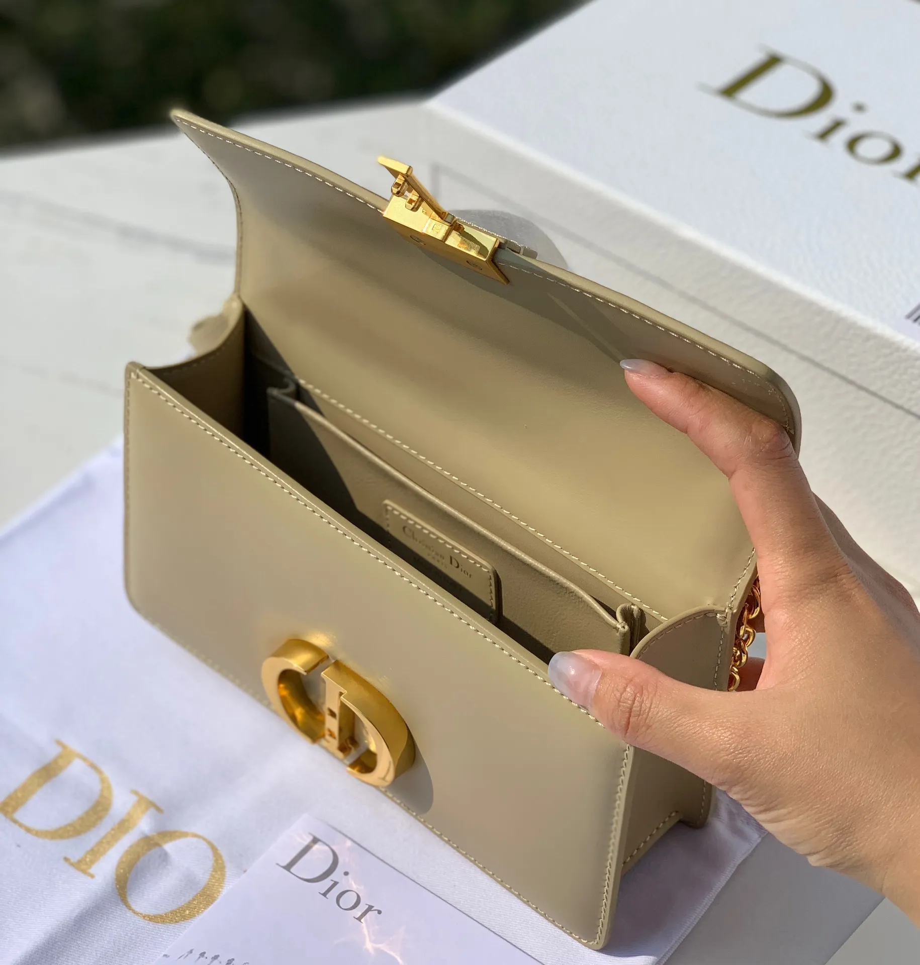 Top upgraded version 💰1900 Size 21.5✖️12✖️6cm This time, a new size small is launched, attracting much attention! 23New Dior 30 Montaigne East-West All-leather chain bag, channeled by a Hong Kong trading company. The large "CD" hardware logo on the front is highly recognizable. The three-dimensional "30Montaigne" embossed imported calfskin on the back is textured. The chain is a retro CD ring buckle. It is classic and high-end. It is suitable for formal occasions or casual wear. It is elegant and durable. The small pocket design on the back is very considerate. The perfect details are comparable to brick cabinets. It is super awesome. How can you fairies not love it‼ ️