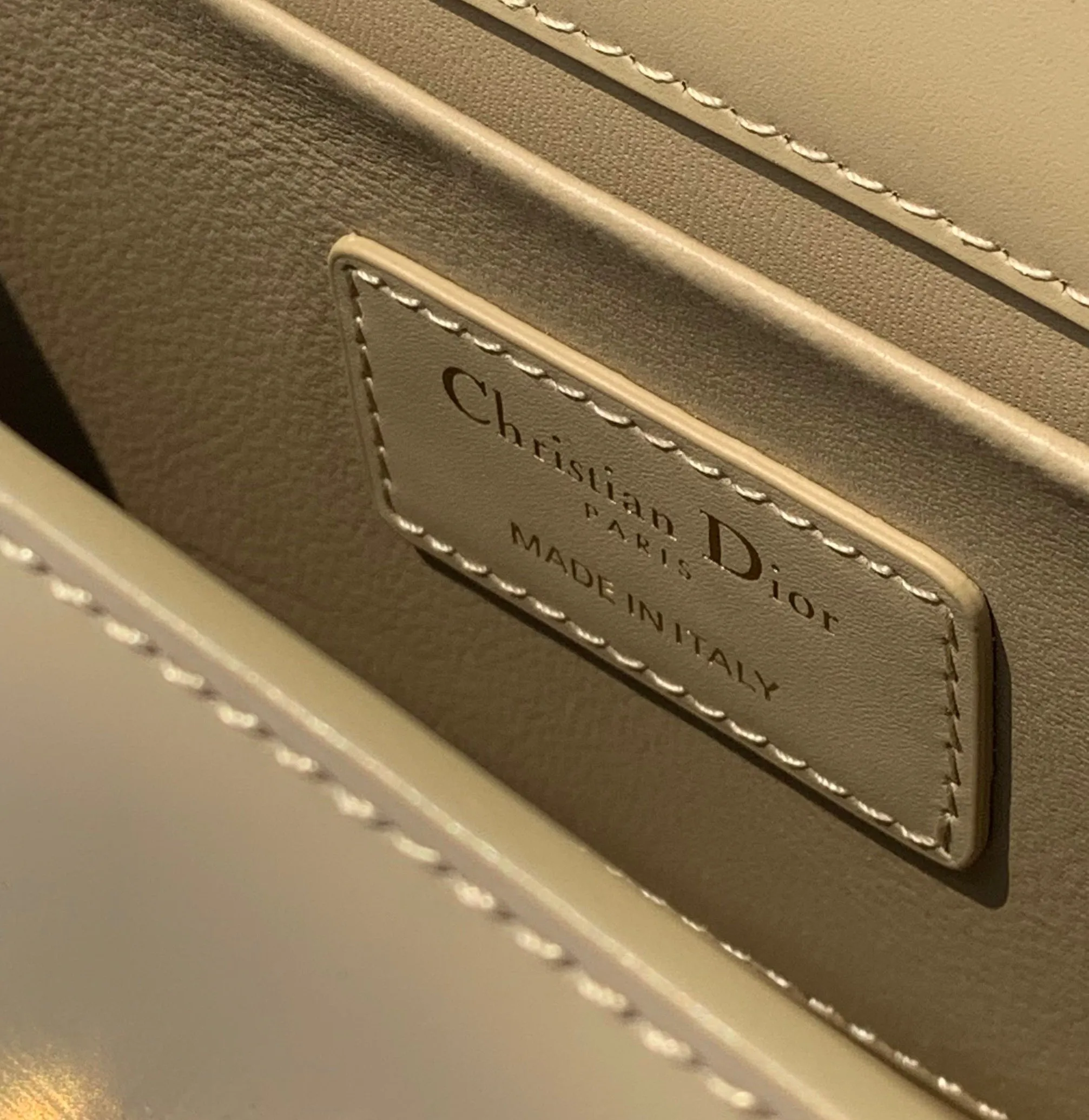 Top upgraded version 💰1900 Size 21.5✖️12✖️6cm This time, a new size small is launched, attracting much attention! 23New Dior 30 Montaigne East-West All-leather chain bag, channeled by a Hong Kong trading company. The large "CD" hardware logo on the front is highly recognizable. The three-dimensional "30Montaigne" embossed imported calfskin on the back is textured. The chain is a retro CD ring buckle. It is classic and high-end. It is suitable for formal occasions or casual wear. It is elegant and durable. The small pocket design on the back is very considerate. The perfect details are comparable to brick cabinets. It is super awesome. How can you fairies not love it‼ ️