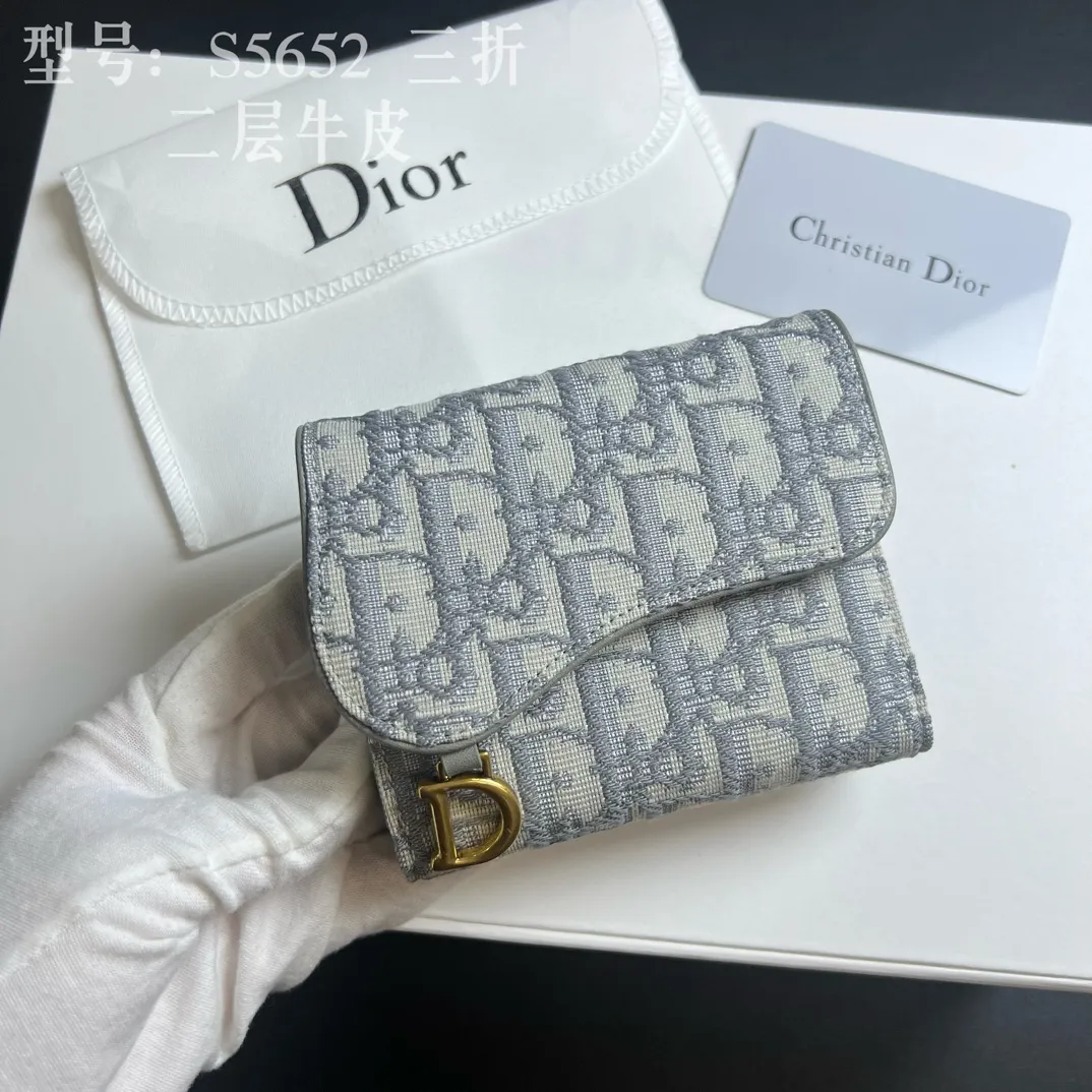 💰170 💎Top quality 🇫🇷 DIOR Dior tri-fold wallet ❤️ 💌 Two-layer calfskin, non-transferable‼ ️ The Saddle Lotus Oblique Print Wallet embodies the signature style of this collection. Crafted from the new Oblique print fabric, it features a signature asymmetric flap and antique gold-finish metal stirrup 'D' charm. This classic accessory holds a variety of daily essentials and fits easily into a variety of handbags. Front stirrup "D" charm 4 card slots 2 patch pockets 1 cash compartment 1 zip pocket Dimensions: 10 x 9 x 2.5 cm Style number: S5652CTZQ-M928