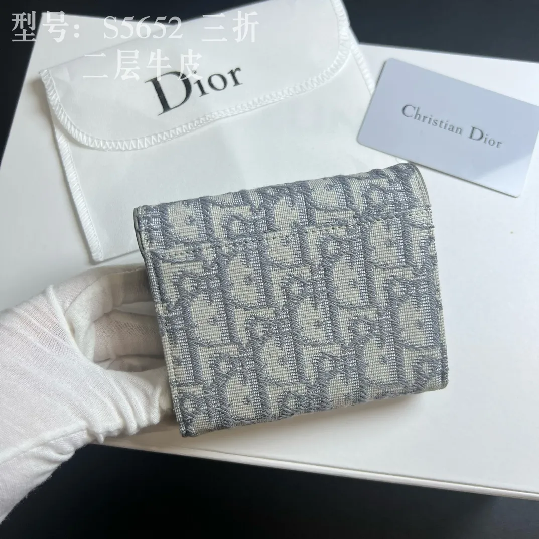 💰170 💎Top quality 🇫🇷 DIOR Dior tri-fold wallet ❤️ 💌 Two-layer calfskin, non-transferable‼ ️ The Saddle Lotus Oblique Print Wallet embodies the signature style of this collection. Crafted from the new Oblique print fabric, it features a signature asymmetric flap and antique gold-finish metal stirrup 'D' charm. This classic accessory holds a variety of daily essentials and fits easily into a variety of handbags. Front stirrup "D" charm 4 card slots 2 patch pockets 1 cash compartment 1 zip pocket Dimensions: 10 x 9 x 2.5 cm Style number: S5652CTZQ-M928