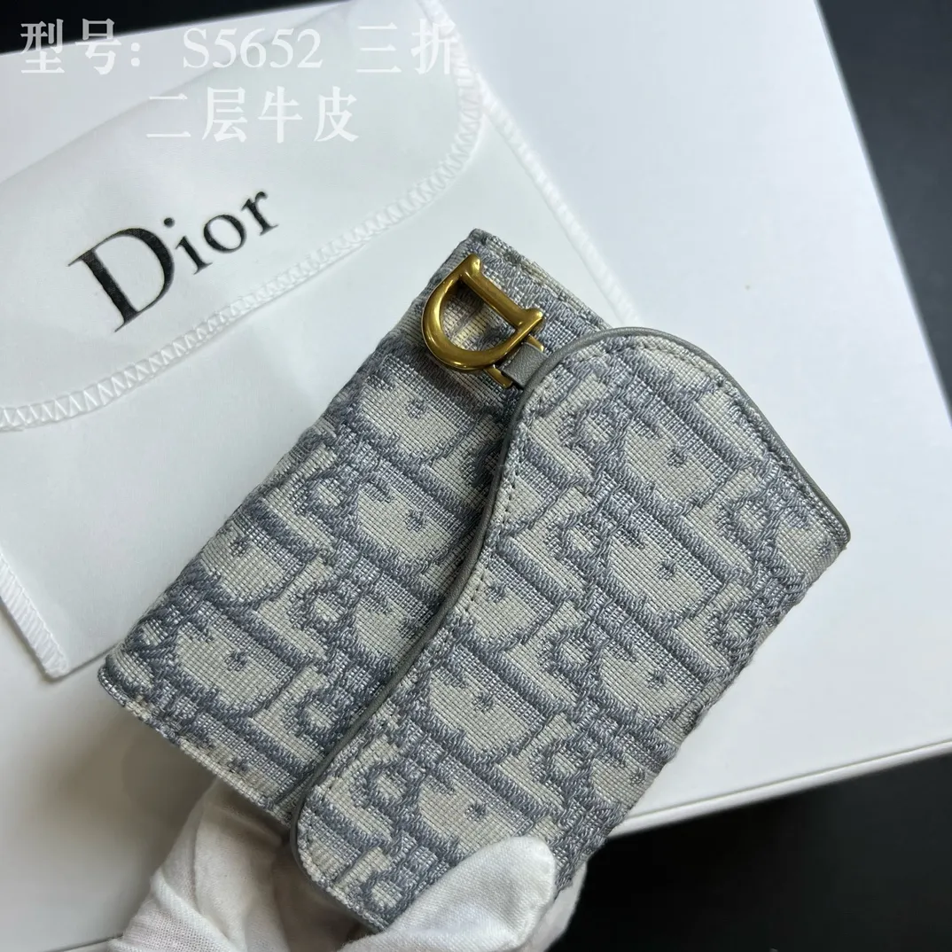 💰170 💎Top quality 🇫🇷 DIOR Dior tri-fold wallet ❤️ 💌 Two-layer calfskin, non-transferable‼ ️ The Saddle Lotus Oblique Print Wallet embodies the signature style of this collection. Crafted from the new Oblique print fabric, it features a signature asymmetric flap and antique gold-finish metal stirrup 'D' charm. This classic accessory holds a variety of daily essentials and fits easily into a variety of handbags. Front stirrup "D" charm 4 card slots 2 patch pockets 1 cash compartment 1 zip pocket Dimensions: 10 x 9 x 2.5 cm Style number: S5652CTZQ-M928