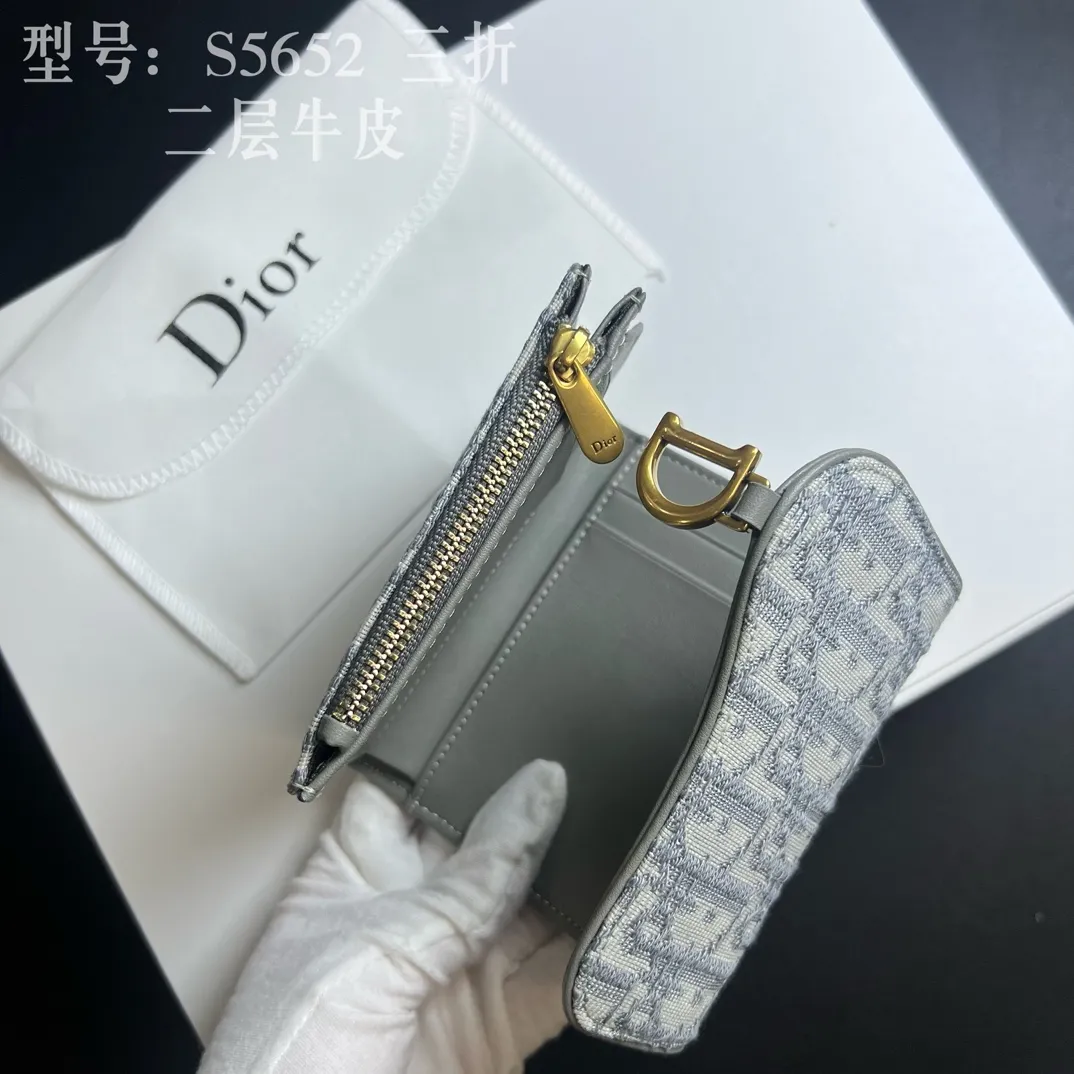 💰170 💎Top quality 🇫🇷 DIOR Dior tri-fold wallet ❤️ 💌 Two-layer calfskin, non-transferable‼ ️ The Saddle Lotus Oblique Print Wallet embodies the signature style of this collection. Crafted from the new Oblique print fabric, it features a signature asymmetric flap and antique gold-finish metal stirrup 'D' charm. This classic accessory holds a variety of daily essentials and fits easily into a variety of handbags. Front stirrup "D" charm 4 card slots 2 patch pockets 1 cash compartment 1 zip pocket Dimensions: 10 x 9 x 2.5 cm Style number: S5652CTZQ-M928