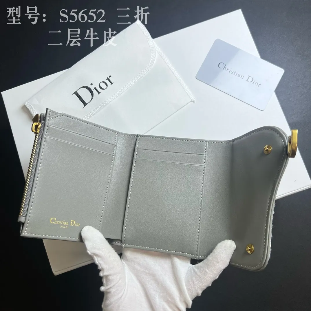 💰170 💎Top quality 🇫🇷 DIOR Dior tri-fold wallet ❤️ 💌 Two-layer calfskin, non-transferable‼ ️ The Saddle Lotus Oblique Print Wallet embodies the signature style of this collection. Crafted from the new Oblique print fabric, it features a signature asymmetric flap and antique gold-finish metal stirrup 'D' charm. This classic accessory holds a variety of daily essentials and fits easily into a variety of handbags. Front stirrup "D" charm 4 card slots 2 patch pockets 1 cash compartment 1 zip pocket Dimensions: 10 x 9 x 2.5 cm Style number: S5652CTZQ-M928