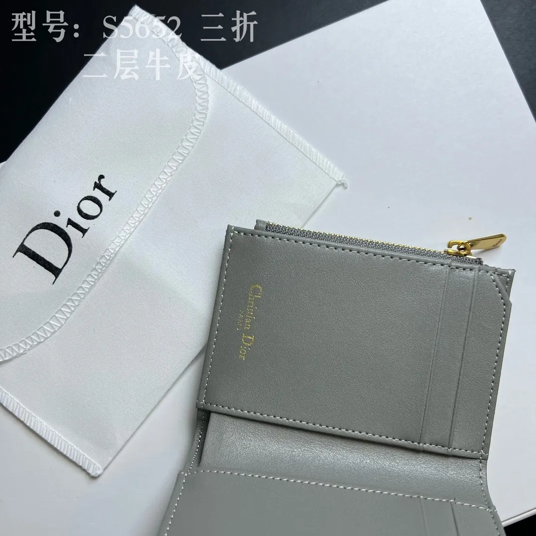 💰170 💎Top quality 🇫🇷 DIOR Dior tri-fold wallet ❤️ 💌 Two-layer calfskin, non-transferable‼ ️ The Saddle Lotus Oblique Print Wallet embodies the signature style of this collection. Crafted from the new Oblique print fabric, it features a signature asymmetric flap and antique gold-finish metal stirrup 'D' charm. This classic accessory holds a variety of daily essentials and fits easily into a variety of handbags. Front stirrup "D" charm 4 card slots 2 patch pockets 1 cash compartment 1 zip pocket Dimensions: 10 x 9 x 2.5 cm Style number: S5652CTZQ-M928