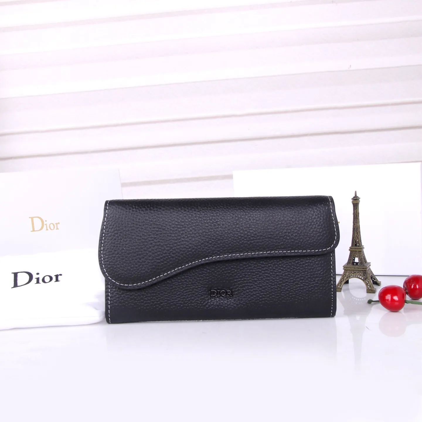 💰170 Style No.: D3035 Brand: Dior Color: Black Size: 19*10.5*3.5 Description: The latest models from Dior counters are now available! Made of imported calfskin, beautiful embroidery thread, and exquisite workmanship, it’s comparable to the counters!