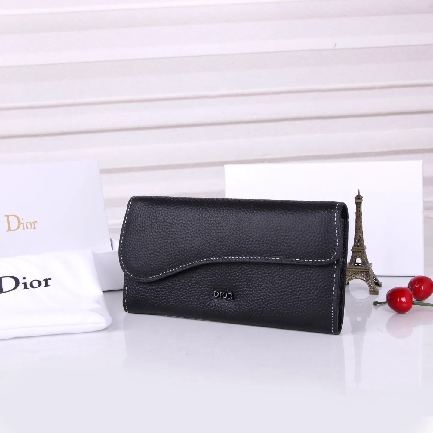 💰170 Style No.: D3035 Brand: Dior Color: Black Size: 19*10.5*3.5 Description: The latest models from Dior counters are now available! Made of imported calfskin, beautiful embroidery thread, and exquisite workmanship, it’s comparable to the counters!