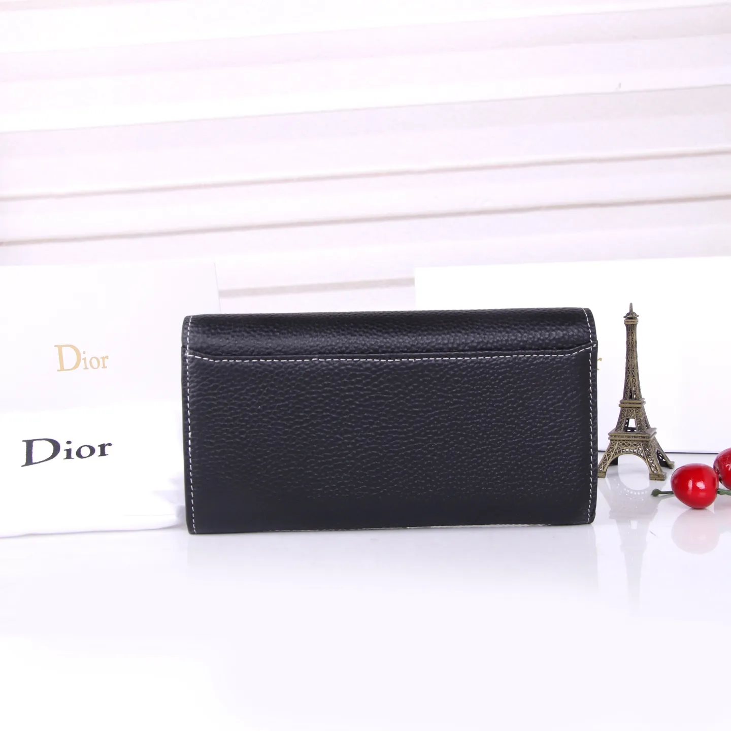 💰170 Style No.: D3035 Brand: Dior Color: Black Size: 19*10.5*3.5 Description: The latest models from Dior counters are now available! Made of imported calfskin, beautiful embroidery thread, and exquisite workmanship, it’s comparable to the counters!