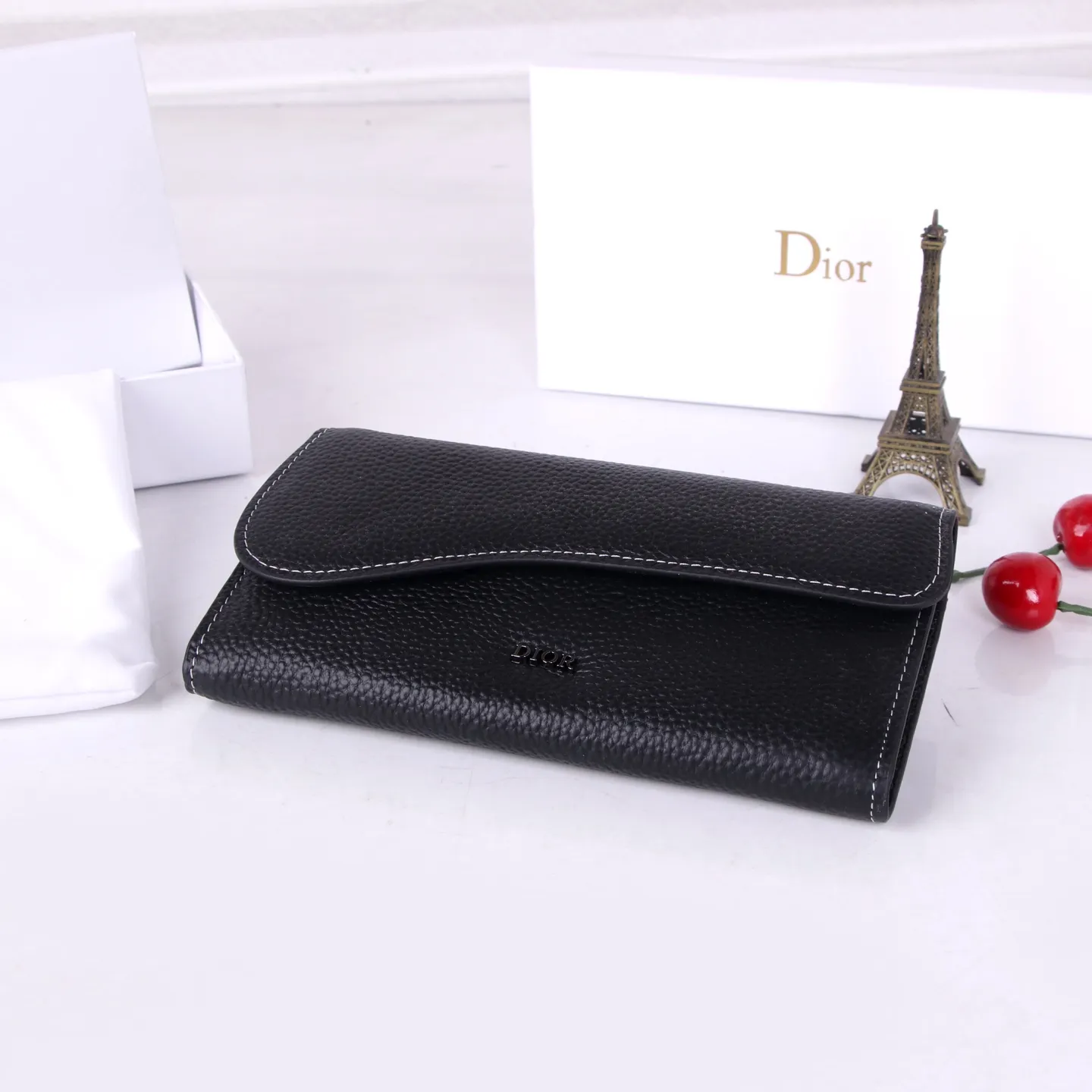💰170 Style No.: D3035 Brand: Dior Color: Black Size: 19*10.5*3.5 Description: The latest models from Dior counters are now available! Made of imported calfskin, beautiful embroidery thread, and exquisite workmanship, it’s comparable to the counters!