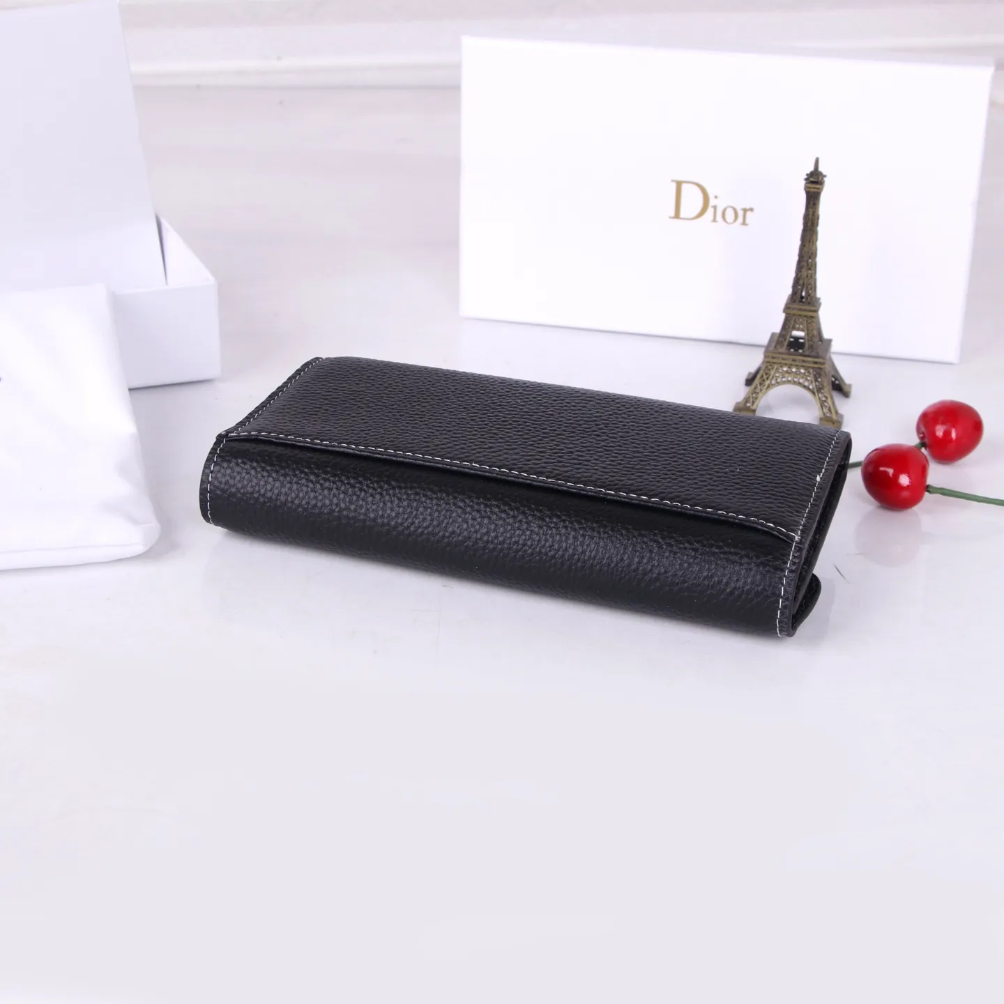 💰170 Style No.: D3035 Brand: Dior Color: Black Size: 19*10.5*3.5 Description: The latest models from Dior counters are now available! Made of imported calfskin, beautiful embroidery thread, and exquisite workmanship, it’s comparable to the counters!
