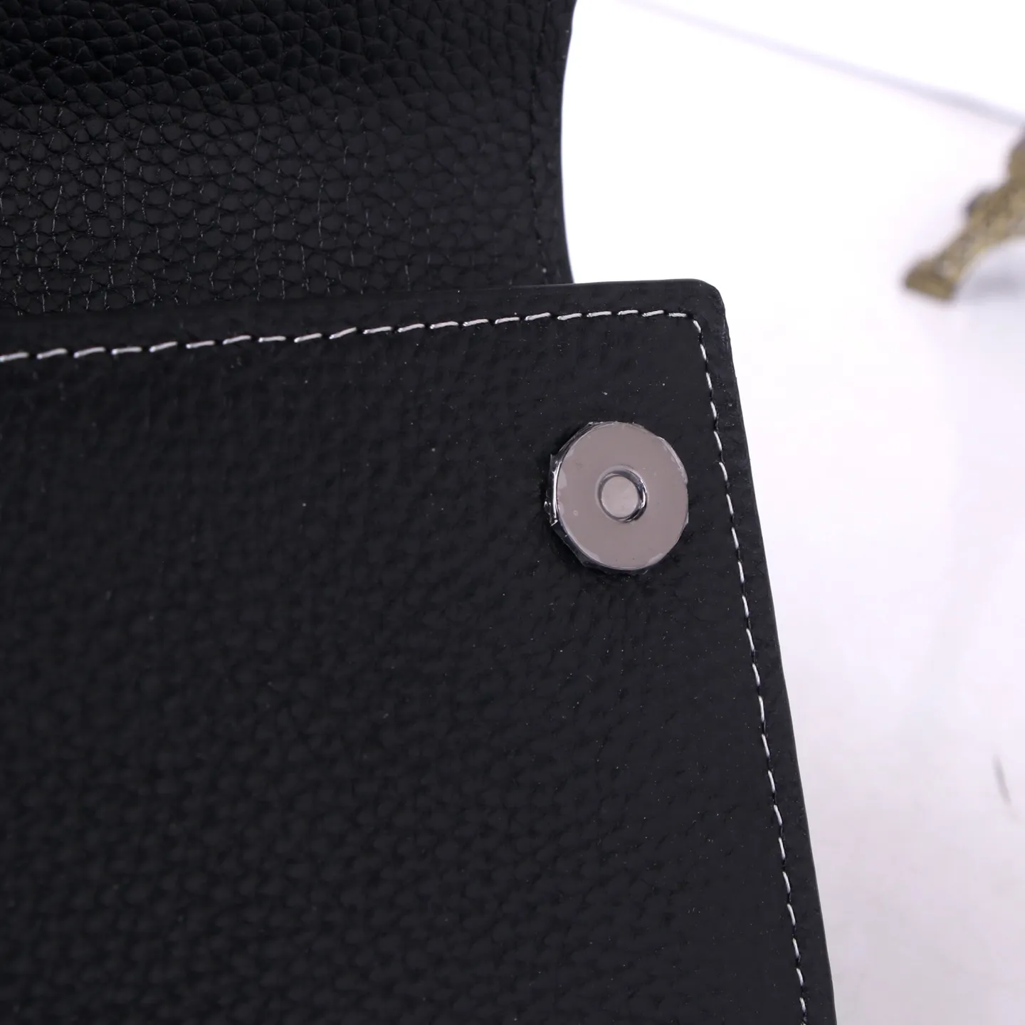 💰170 Style No.: D3035 Brand: Dior Color: Black Size: 19*10.5*3.5 Description: The latest models from Dior counters are now available! Made of imported calfskin, beautiful embroidery thread, and exquisite workmanship, it’s comparable to the counters!