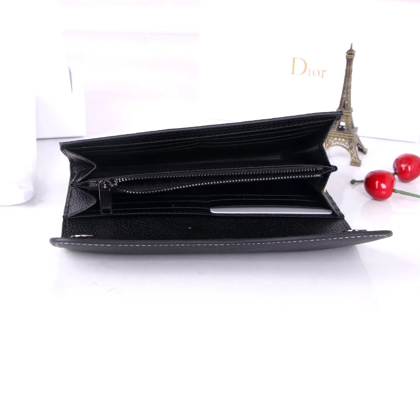 💰170 Style No.: D3035 Brand: Dior Color: Black Size: 19*10.5*3.5 Description: The latest models from Dior counters are now available! Made of imported calfskin, beautiful embroidery thread, and exquisite workmanship, it’s comparable to the counters!