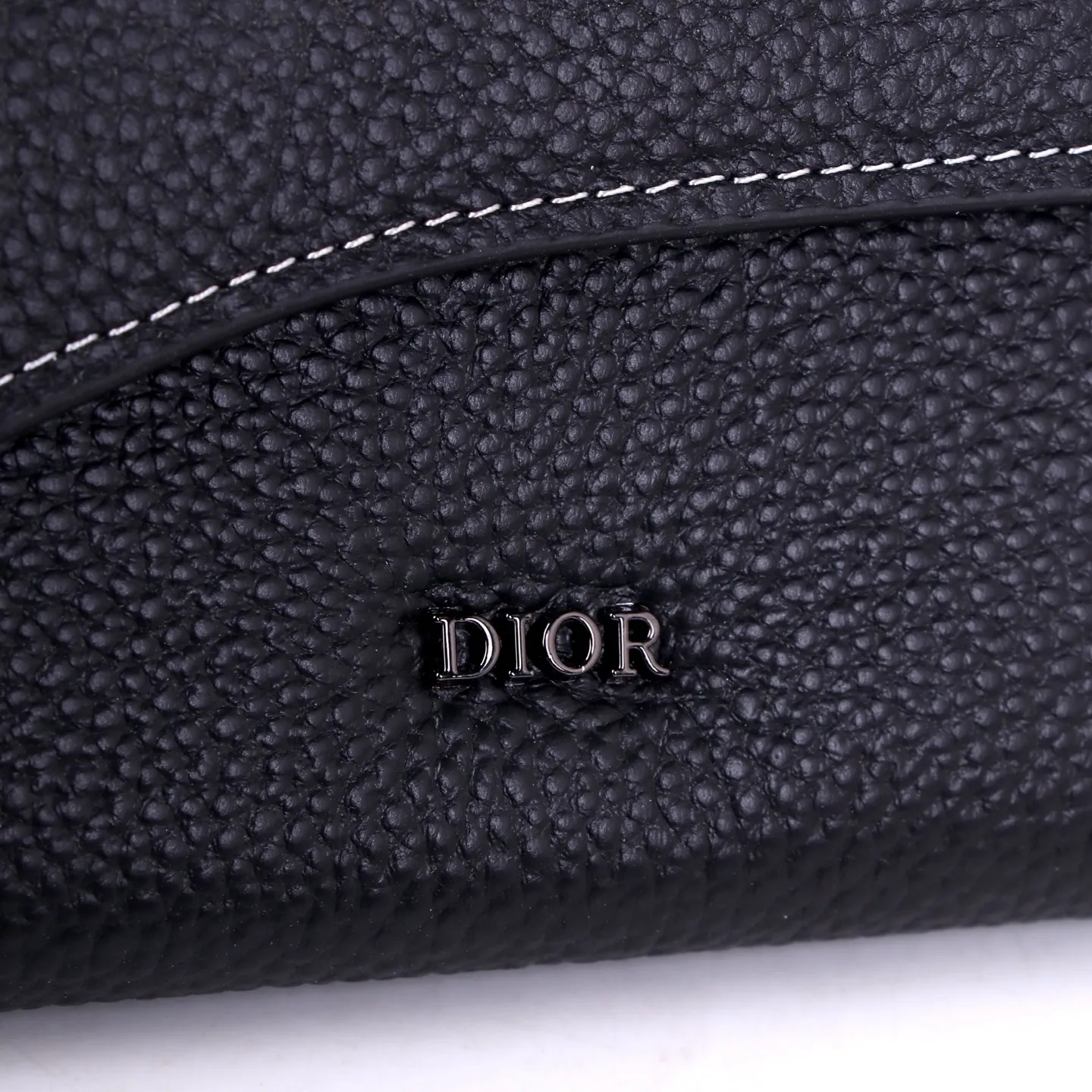 💰170 Style No.: D3035 Brand: Dior Color: Black Size: 19*10.5*3.5 Description: The latest models from Dior counters are now available! Made of imported calfskin, beautiful embroidery thread, and exquisite workmanship, it’s comparable to the counters!