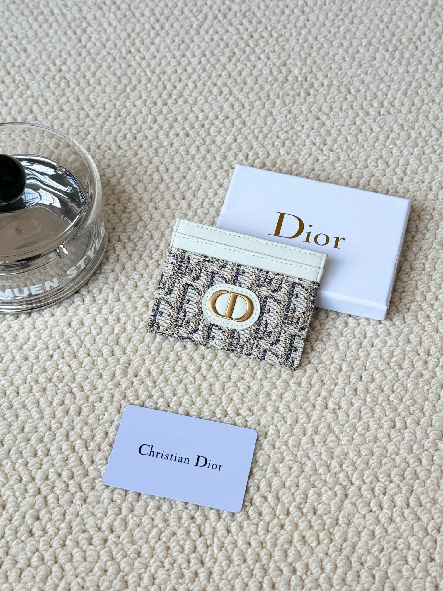 💰100 dior's card holder -30 Montaigne card holder is exquisite and elegant. Made of blue jacquard fabric, detailed with Oblique print and CD logo on the front. Practical and compact, it can store small daily necessities and can be easily put into various handbags. CD logo on front 2 card slots 1 patch pocket Number: S2152 Dimensions: 10 x 7.5 x 0.5 cm