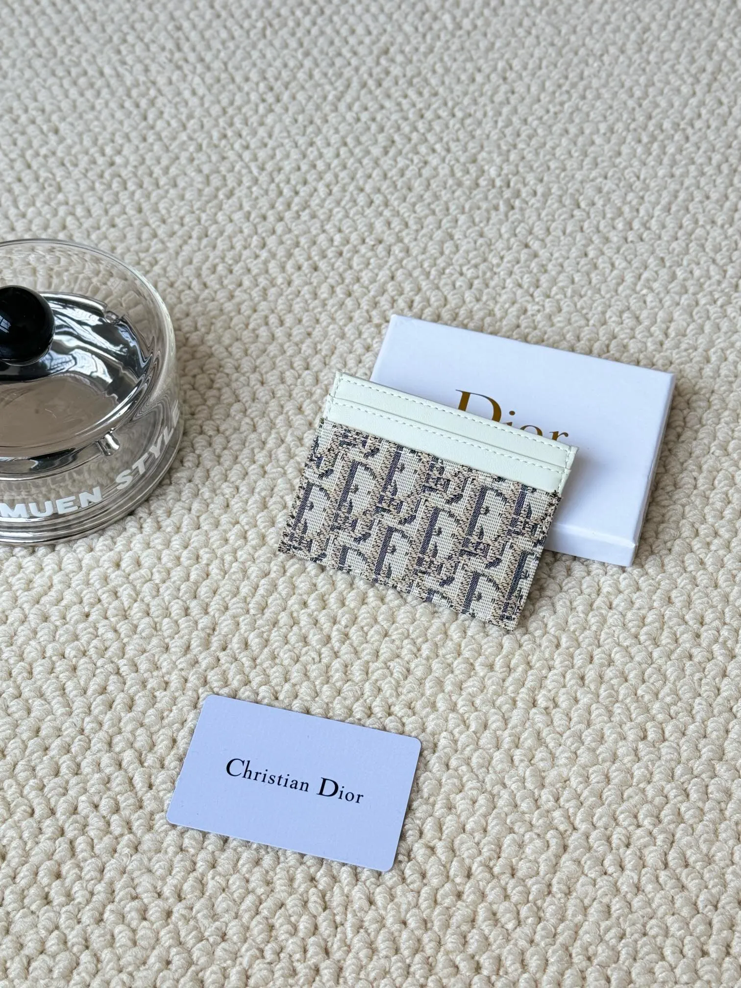 💰100 dior's card holder -30 Montaigne card holder is exquisite and elegant. Made of blue jacquard fabric, detailed with Oblique print and CD logo on the front. Practical and compact, it can store small daily necessities and can be easily put into various handbags. CD logo on front 2 card slots 1 patch pocket Number: S2152 Dimensions: 10 x 7.5 x 0.5 cm