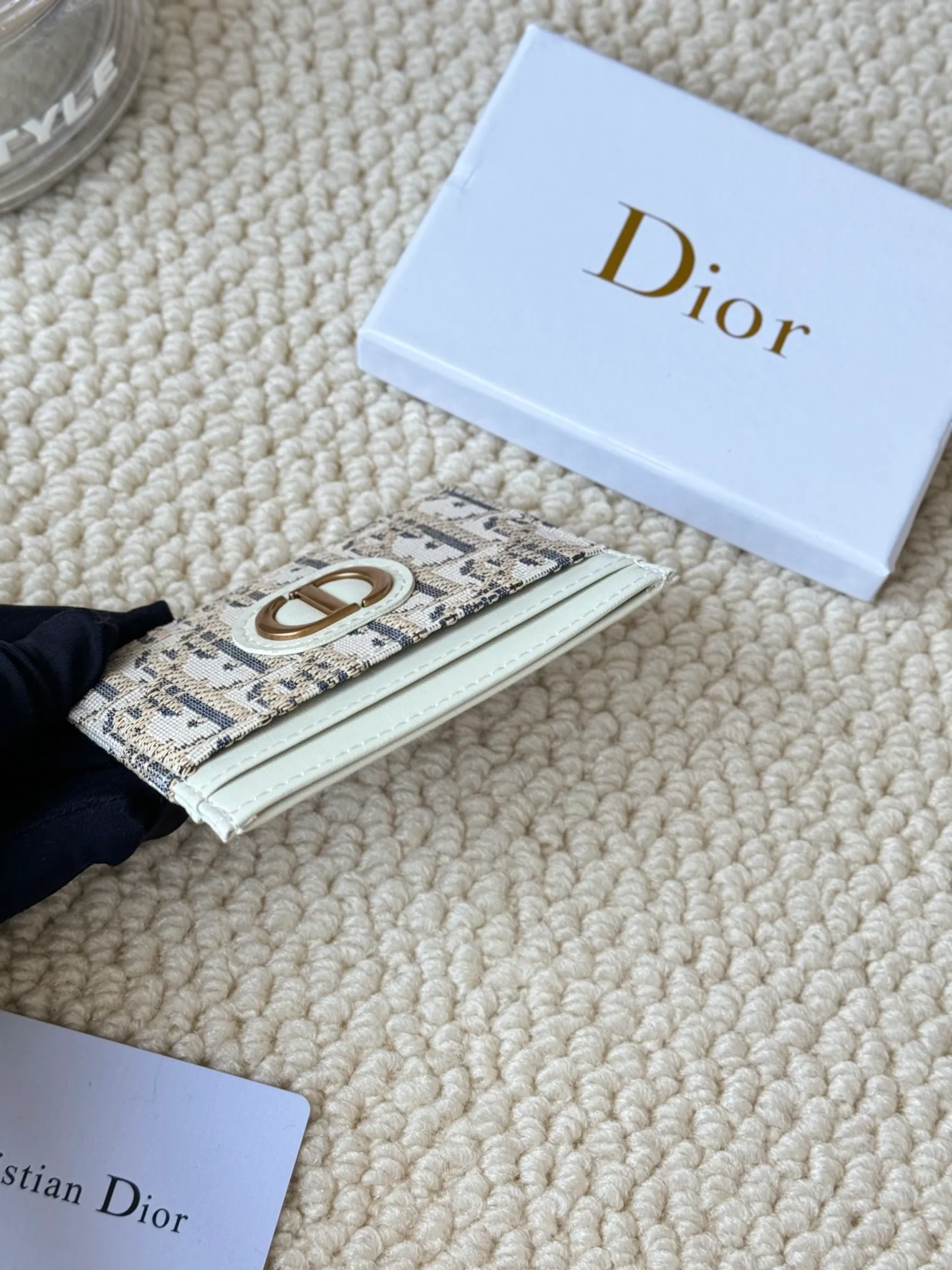 💰100 dior's card holder -30 Montaigne card holder is exquisite and elegant. Made of blue jacquard fabric, detailed with Oblique print and CD logo on the front. Practical and compact, it can store small daily necessities and can be easily put into various handbags. CD logo on front 2 card slots 1 patch pocket Number: S2152 Dimensions: 10 x 7.5 x 0.5 cm