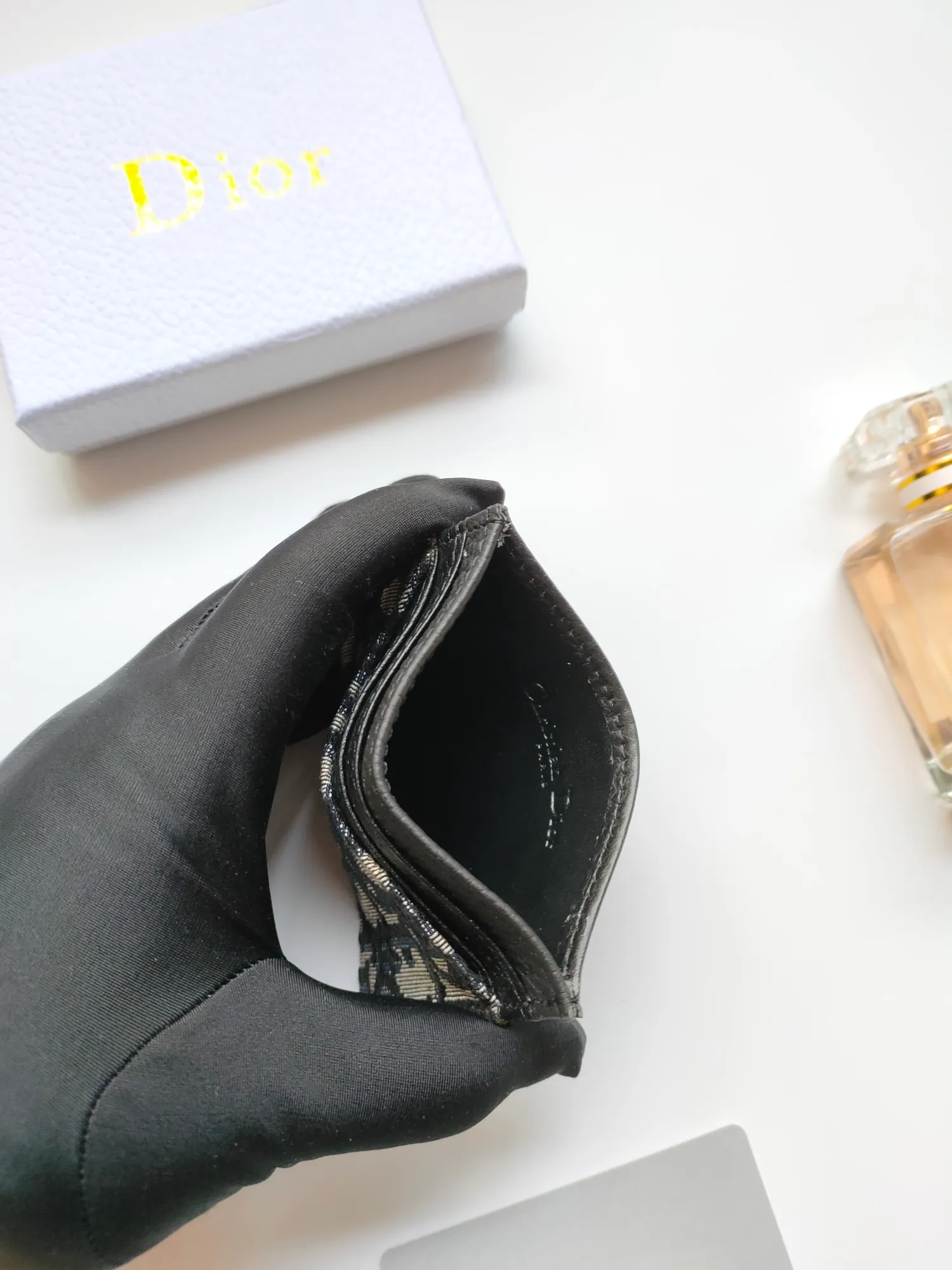 ￥90😍Dior’s new saddle card holder is an elegant accessory that showcases Dior’s exquisite craftsmanship. Style: CH164 Crafted from black grained calf leather with beige and black Oblique printed fabric details, it highlights the classic silhouette of the saddle series. It has three card slots on each side and one card slot on the top to store a variety of personal items. Elegantly styled with a metal-clad brass Dior signature on the front, it fits easily into any pocket. Size:10*8cm