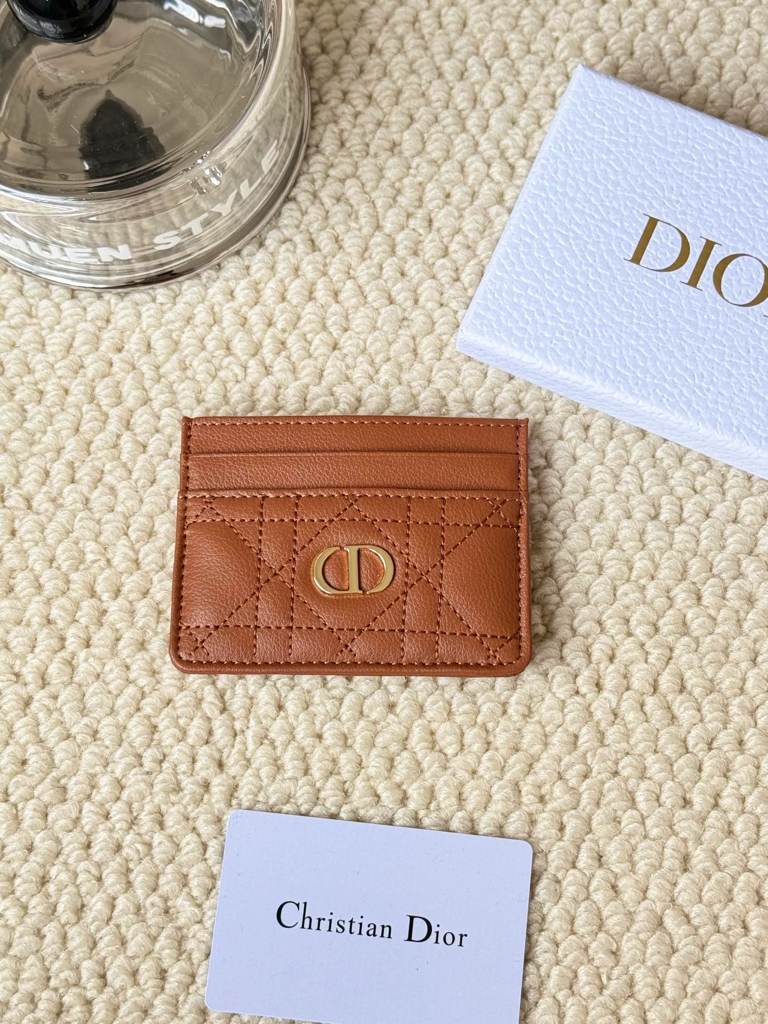 💰110 No.: S5130 Carefully crafted from soft cowhide, decorated with cannage pattern topstitching and embellished with the "CD" logo on the front. Elegant and sophisticated, it has five card slots and is suitable for various occasions. Size: 10.5*7.5cm Dior Caro five-compartment card holder is a new product this season, elegant and practical.