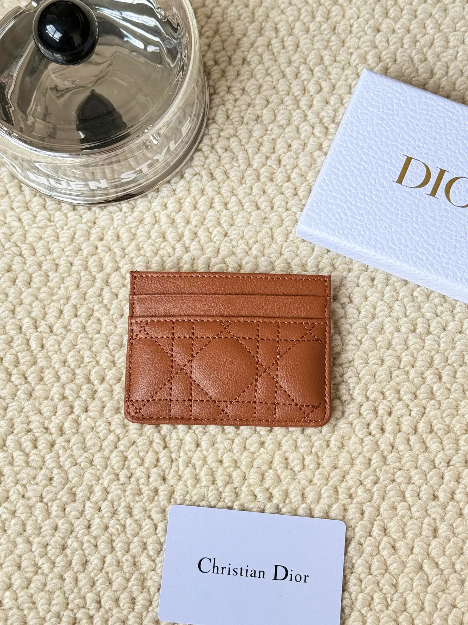 💰110 No.: S5130 Carefully crafted from soft cowhide, decorated with cannage pattern topstitching and embellished with the "CD" logo on the front. Elegant and sophisticated, it has five card slots and is suitable for various occasions. Size: 10.5*7.5cm Dior Caro five-compartment card holder is a new product this season, elegant and practical.
