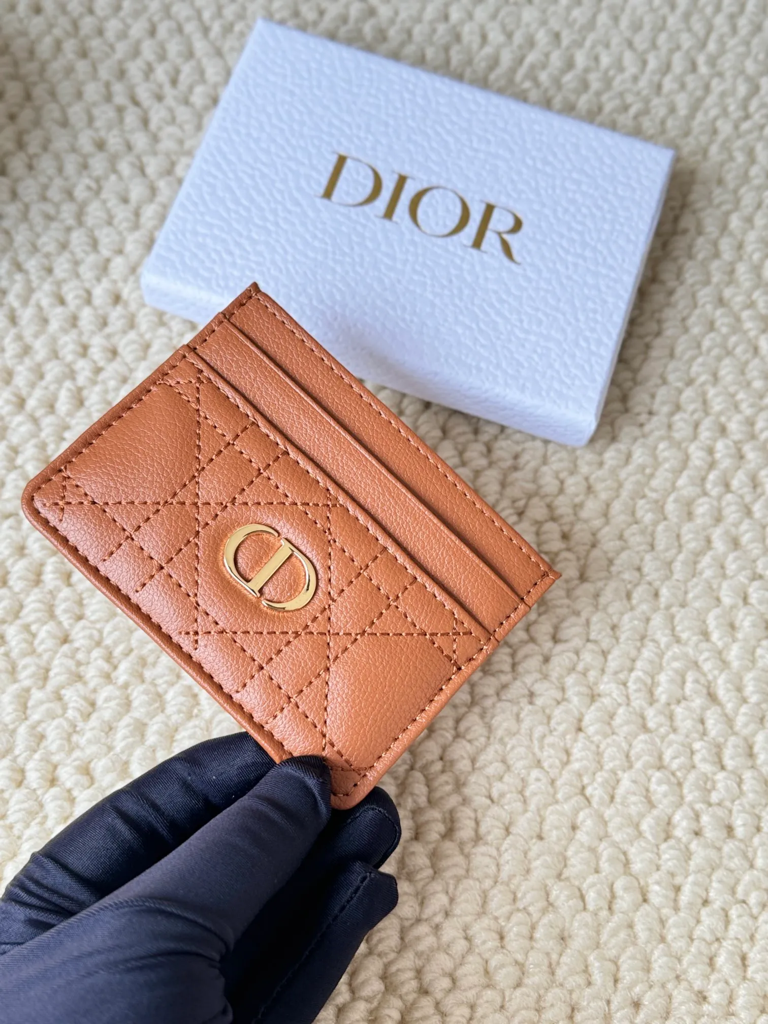 💰110 No.: S5130 Carefully crafted from soft cowhide, decorated with cannage pattern topstitching and embellished with the "CD" logo on the front. Elegant and sophisticated, it has five card slots and is suitable for various occasions. Size: 10.5*7.5cm Dior Caro five-compartment card holder is a new product this season, elegant and practical.