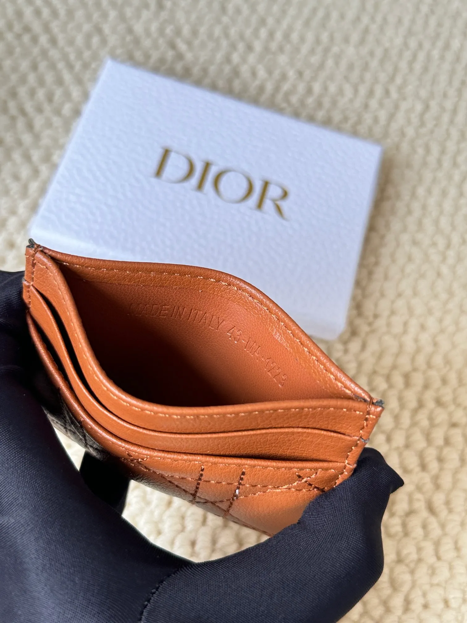💰110 No.: S5130 Carefully crafted from soft cowhide, decorated with cannage pattern topstitching and embellished with the "CD" logo on the front. Elegant and sophisticated, it has five card slots and is suitable for various occasions. Size: 10.5*7.5cm Dior Caro five-compartment card holder is a new product this season, elegant and practical.