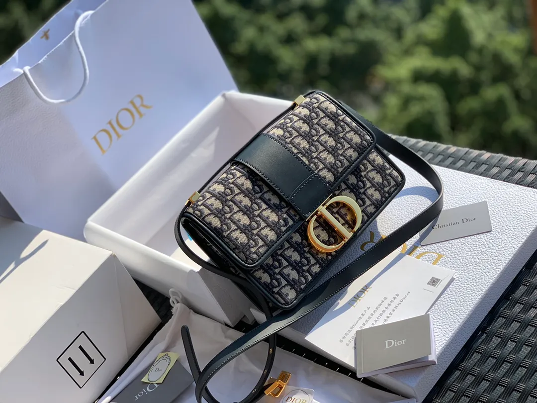 ❗️❗️❗️Free shipping with SF Express for year-end events❗️❗️❗️💰1500 Size 24 x 17 x 8 CM This bag lover must be familiar with it! D’s popular Montaigne bag, a bag owned by celebrities and fashionistas! We have sold a lot of this bag. The shape of the entire bag, the unique 3D effect of the Oblique jacquard canvas, the high-grade imported brass hardware buckles, and every inch of wiring are the same as those at the counters! Dear friends, you can feel the quality by taking a look at the real photos. The price of this product will be very high after it changes hands. Good products have their own temperament!