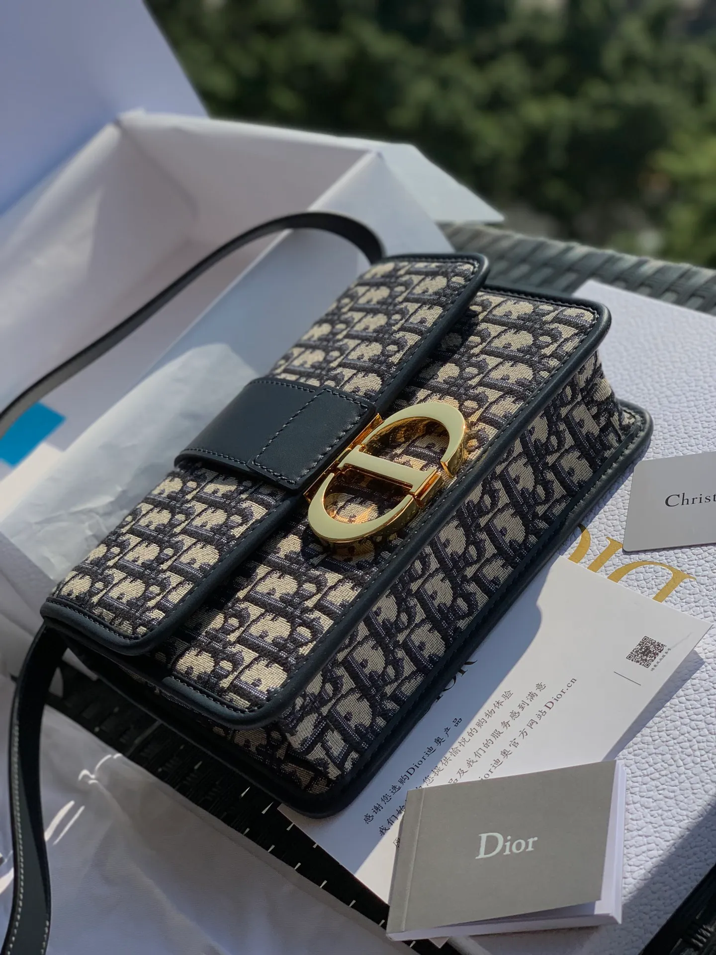 ❗️❗️❗️Free shipping with SF Express for year-end events❗️❗️❗️💰1500 Size 24 x 17 x 8 CM This bag lover must be familiar with it! D’s popular Montaigne bag, a bag owned by celebrities and fashionistas! We have sold a lot of this bag. The shape of the entire bag, the unique 3D effect of the Oblique jacquard canvas, the high-grade imported brass hardware buckles, and every inch of wiring are the same as those at the counters! Dear friends, you can feel the quality by taking a look at the real photos. The price of this product will be very high after it changes hands. Good products have their own temperament!