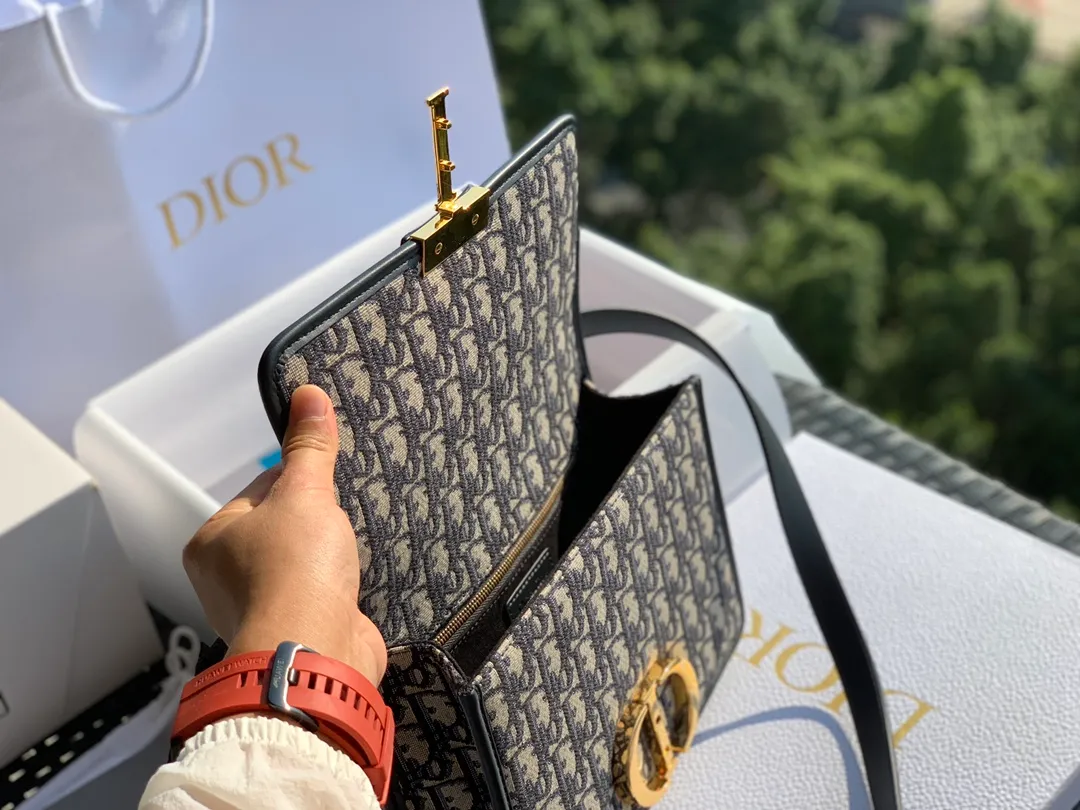 ❗️❗️❗️Free shipping with SF Express for year-end events❗️❗️❗️💰1500 Size 24 x 17 x 8 CM This bag lover must be familiar with it! D’s popular Montaigne bag, a bag owned by celebrities and fashionistas! We have sold a lot of this bag. The shape of the entire bag, the unique 3D effect of the Oblique jacquard canvas, the high-grade imported brass hardware buckles, and every inch of wiring are the same as those at the counters! Dear friends, you can feel the quality by taking a look at the real photos. The price of this product will be very high after it changes hands. Good products have their own temperament!