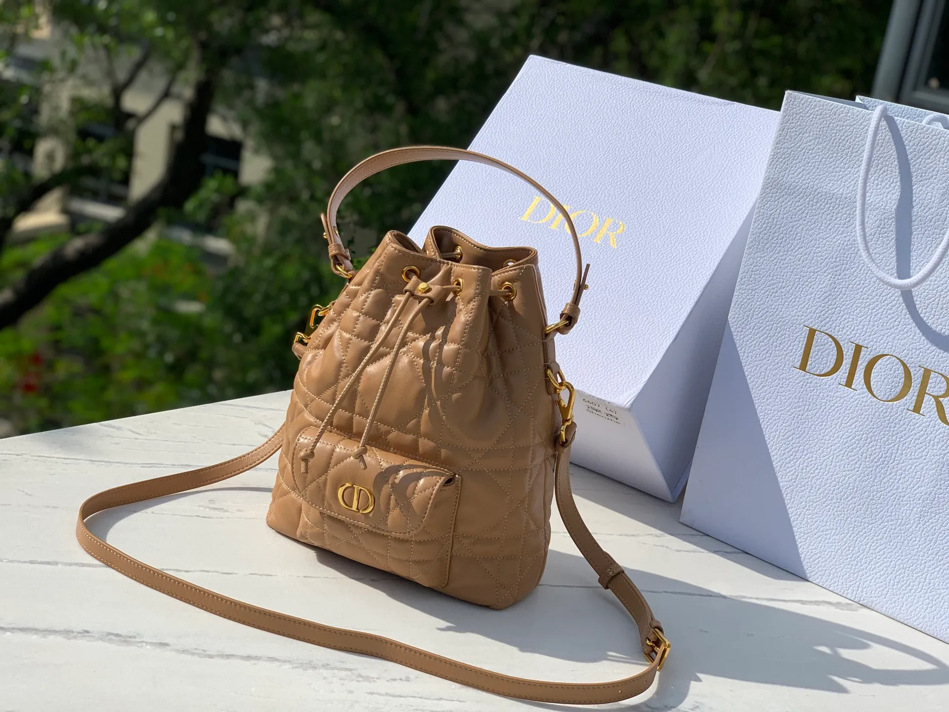 Top upgraded version 💰2000 Size: 20×24×9cm 🔥4050 New autumn fashion favorite! The Dior Caro mini bucket bag stunned the audience as soon as it appeared! Imported original sheepskin, as soft and delicate as baby skin, every touch is the ultimate enjoyment. The classic oversized cannage pattern top stitching outlines the brand's exclusive fashion genes; the shining golden CD metal logo on the front is a high-end business card for walking! The drawstring compartment and flap pocket design are perfect for storing daily small items. The detachable handle and adjustable shoulder strap make it look noble when carried by hand, lazy when carried on the shoulder, and straightforward when worn cross-body, unlocking the formula for dressing in multiple scenes! Dior’s ingenious creations are both beautiful and practical, so fashionistas can’t wait to get them!