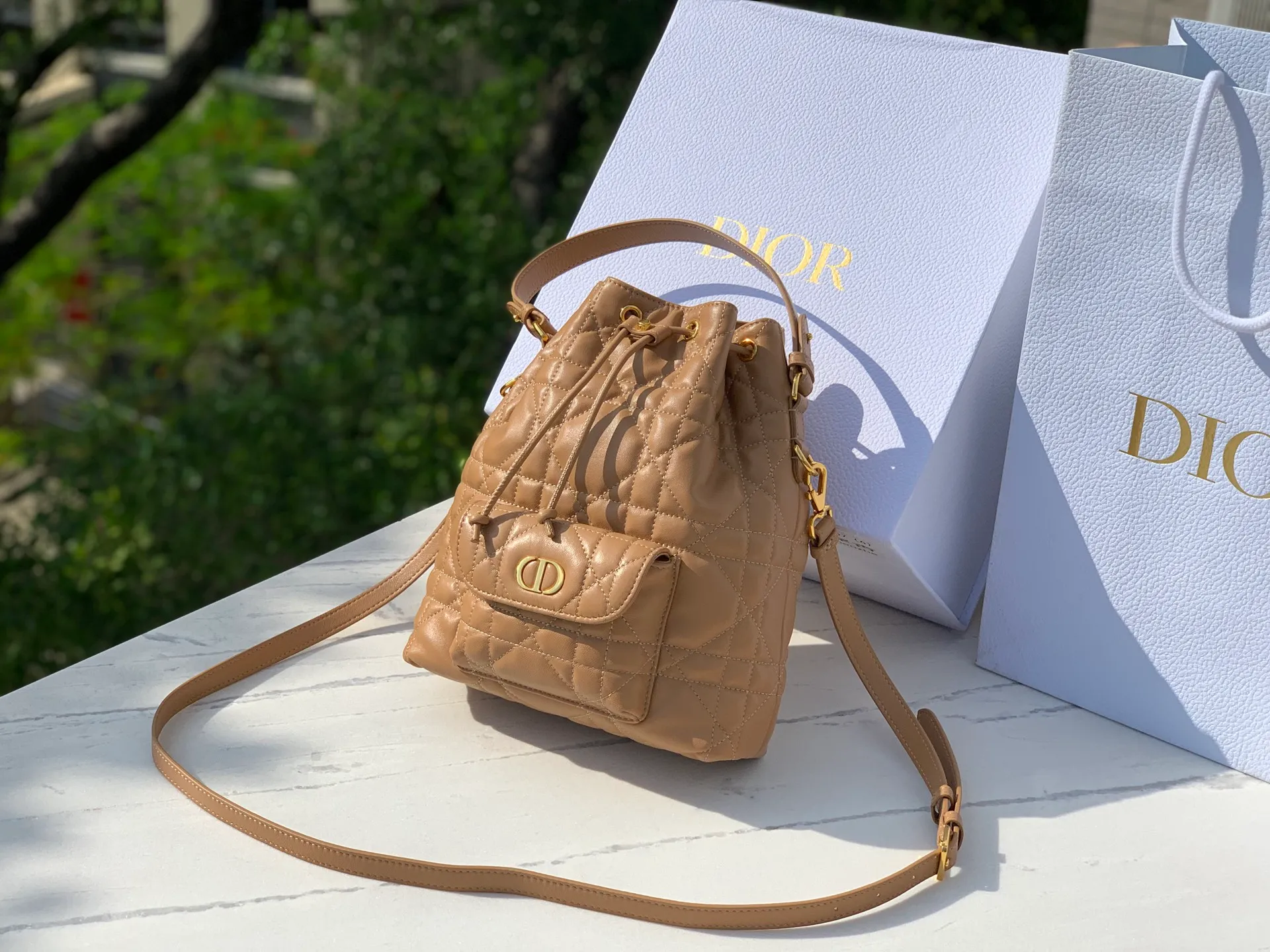 Top upgraded version 💰2000 Size: 20×24×9cm 🔥4050 New autumn fashion favorite! The Dior Caro mini bucket bag stunned the audience as soon as it appeared! Imported original sheepskin, as soft and delicate as baby skin, every touch is the ultimate enjoyment. The classic oversized cannage pattern top stitching outlines the brand's exclusive fashion genes; the shining golden CD metal logo on the front is a high-end business card for walking! The drawstring compartment and flap pocket design are perfect for storing daily small items. The detachable handle and adjustable shoulder strap make it look noble when carried by hand, lazy when carried on the shoulder, and straightforward when worn cross-body, unlocking the formula for dressing in multiple scenes! Dior’s ingenious creations are both beautiful and practical, so fashionistas can’t wait to get them!
