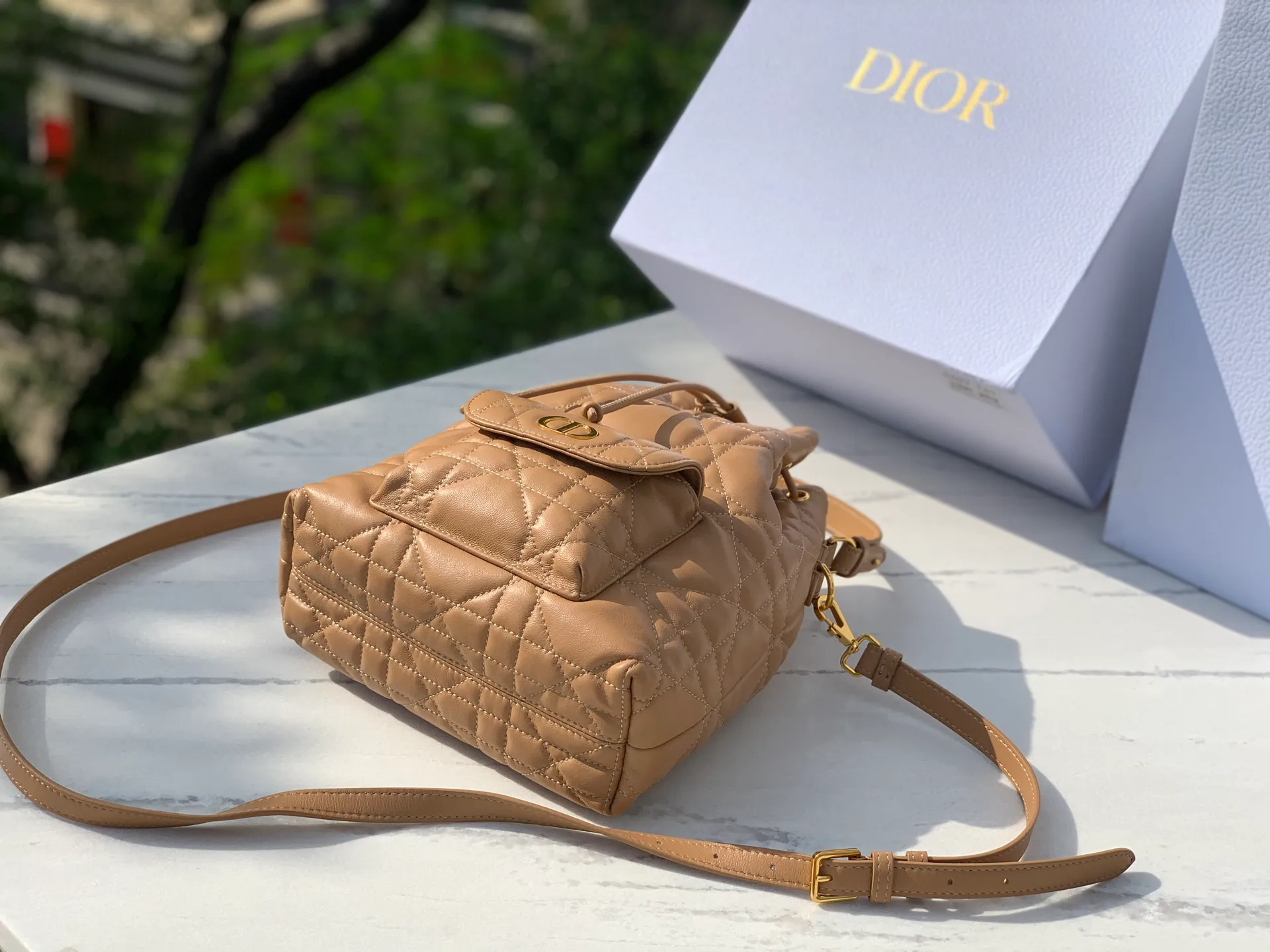 Top upgraded version 💰2000 Size: 20×24×9cm 🔥4050 New autumn fashion favorite! The Dior Caro mini bucket bag stunned the audience as soon as it appeared! Imported original sheepskin, as soft and delicate as baby skin, every touch is the ultimate enjoyment. The classic oversized cannage pattern top stitching outlines the brand's exclusive fashion genes; the shining golden CD metal logo on the front is a high-end business card for walking! The drawstring compartment and flap pocket design are perfect for storing daily small items. The detachable handle and adjustable shoulder strap make it look noble when carried by hand, lazy when carried on the shoulder, and straightforward when worn cross-body, unlocking the formula for dressing in multiple scenes! Dior’s ingenious creations are both beautiful and practical, so fashionistas can’t wait to get them!