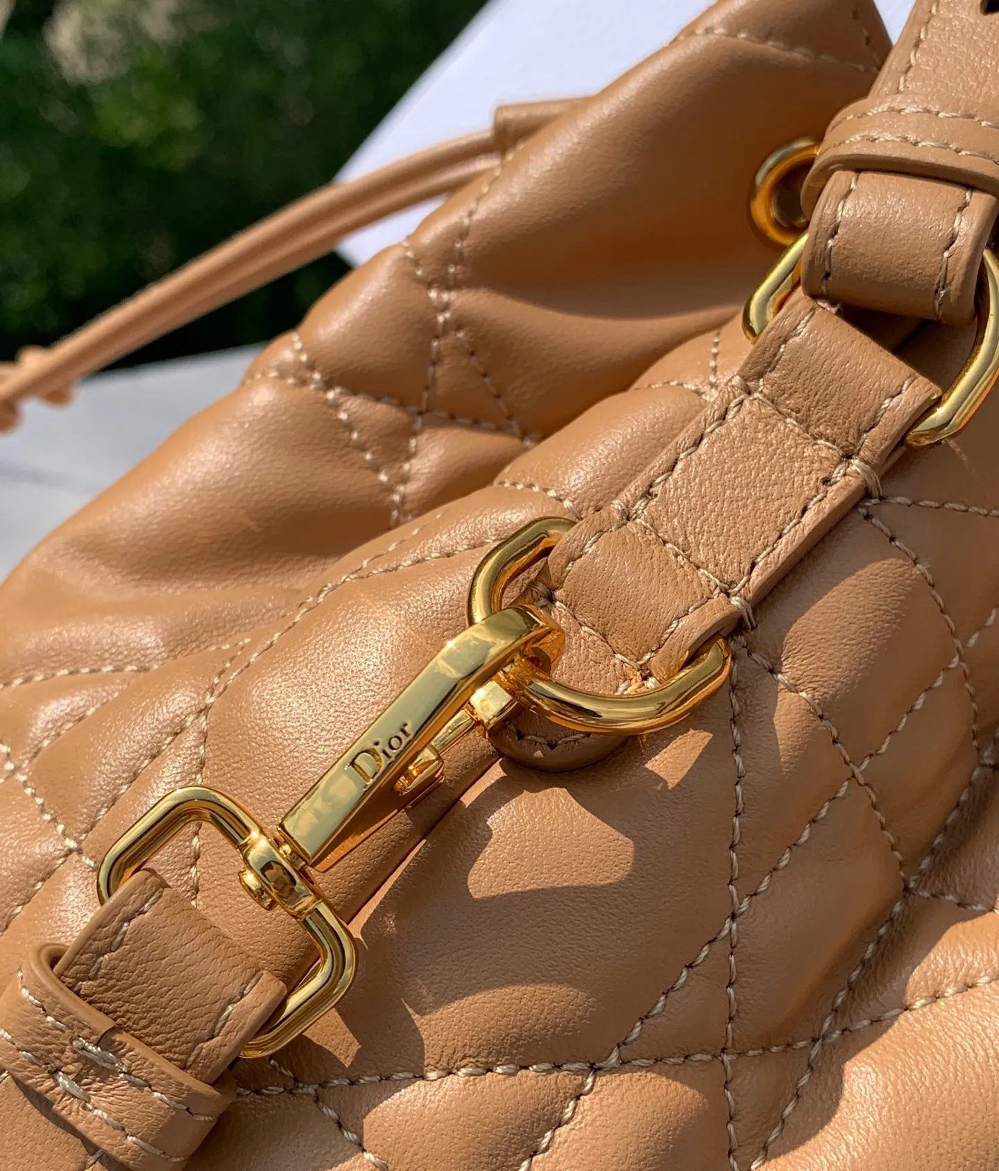 Top upgraded version 💰2000 Size: 20×24×9cm 🔥4050 New autumn fashion favorite! The Dior Caro mini bucket bag stunned the audience as soon as it appeared! Imported original sheepskin, as soft and delicate as baby skin, every touch is the ultimate enjoyment. The classic oversized cannage pattern top stitching outlines the brand's exclusive fashion genes; the shining golden CD metal logo on the front is a high-end business card for walking! The drawstring compartment and flap pocket design are perfect for storing daily small items. The detachable handle and adjustable shoulder strap make it look noble when carried by hand, lazy when carried on the shoulder, and straightforward when worn cross-body, unlocking the formula for dressing in multiple scenes! Dior’s ingenious creations are both beautiful and practical, so fashionistas can’t wait to get them!