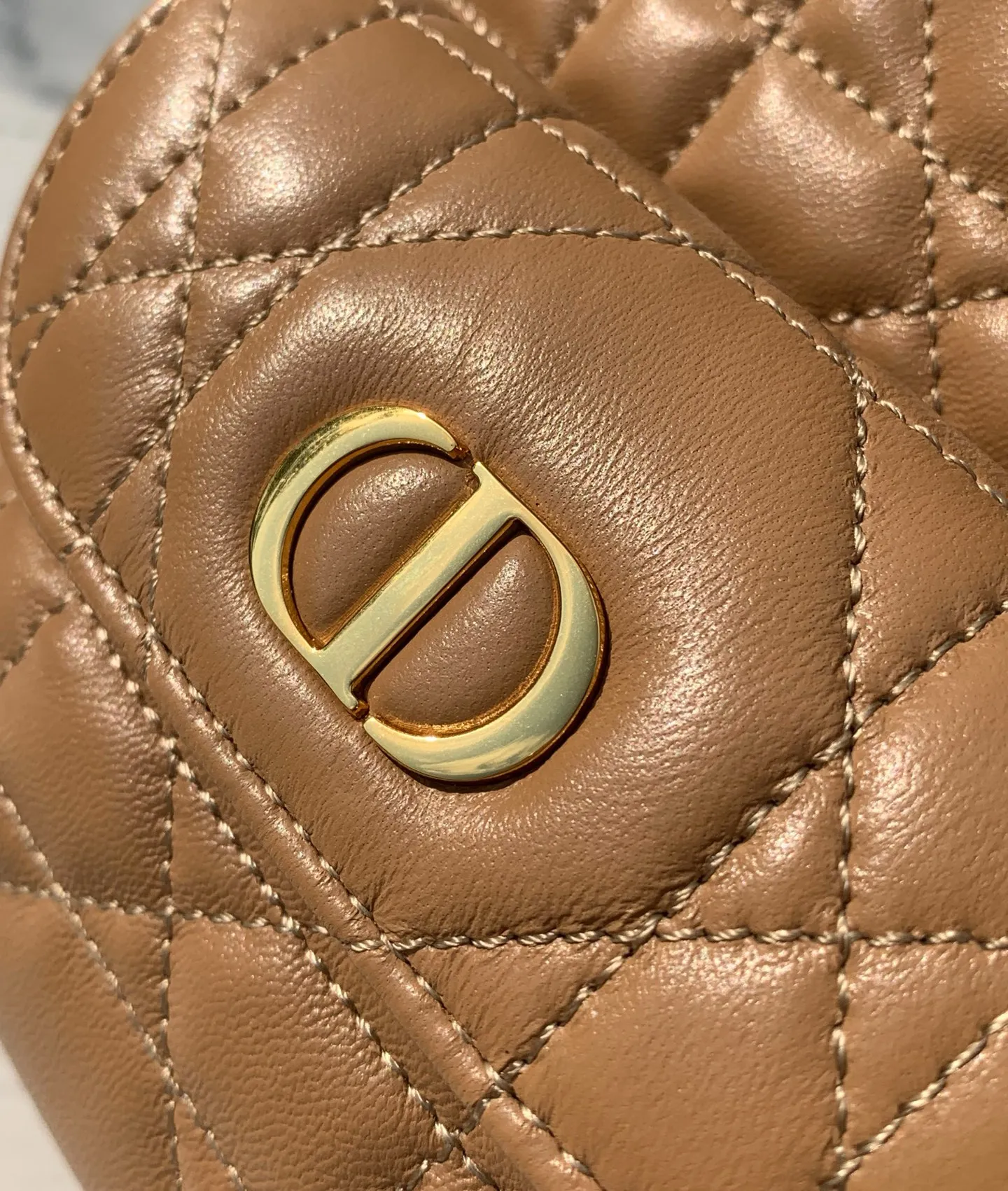 Top upgraded version 💰2000 Size: 20×24×9cm 🔥4050 New autumn fashion favorite! The Dior Caro mini bucket bag stunned the audience as soon as it appeared! Imported original sheepskin, as soft and delicate as baby skin, every touch is the ultimate enjoyment. The classic oversized cannage pattern top stitching outlines the brand's exclusive fashion genes; the shining golden CD metal logo on the front is a high-end business card for walking! The drawstring compartment and flap pocket design are perfect for storing daily small items. The detachable handle and adjustable shoulder strap make it look noble when carried by hand, lazy when carried on the shoulder, and straightforward when worn cross-body, unlocking the formula for dressing in multiple scenes! Dior’s ingenious creations are both beautiful and practical, so fashionistas can’t wait to get them!