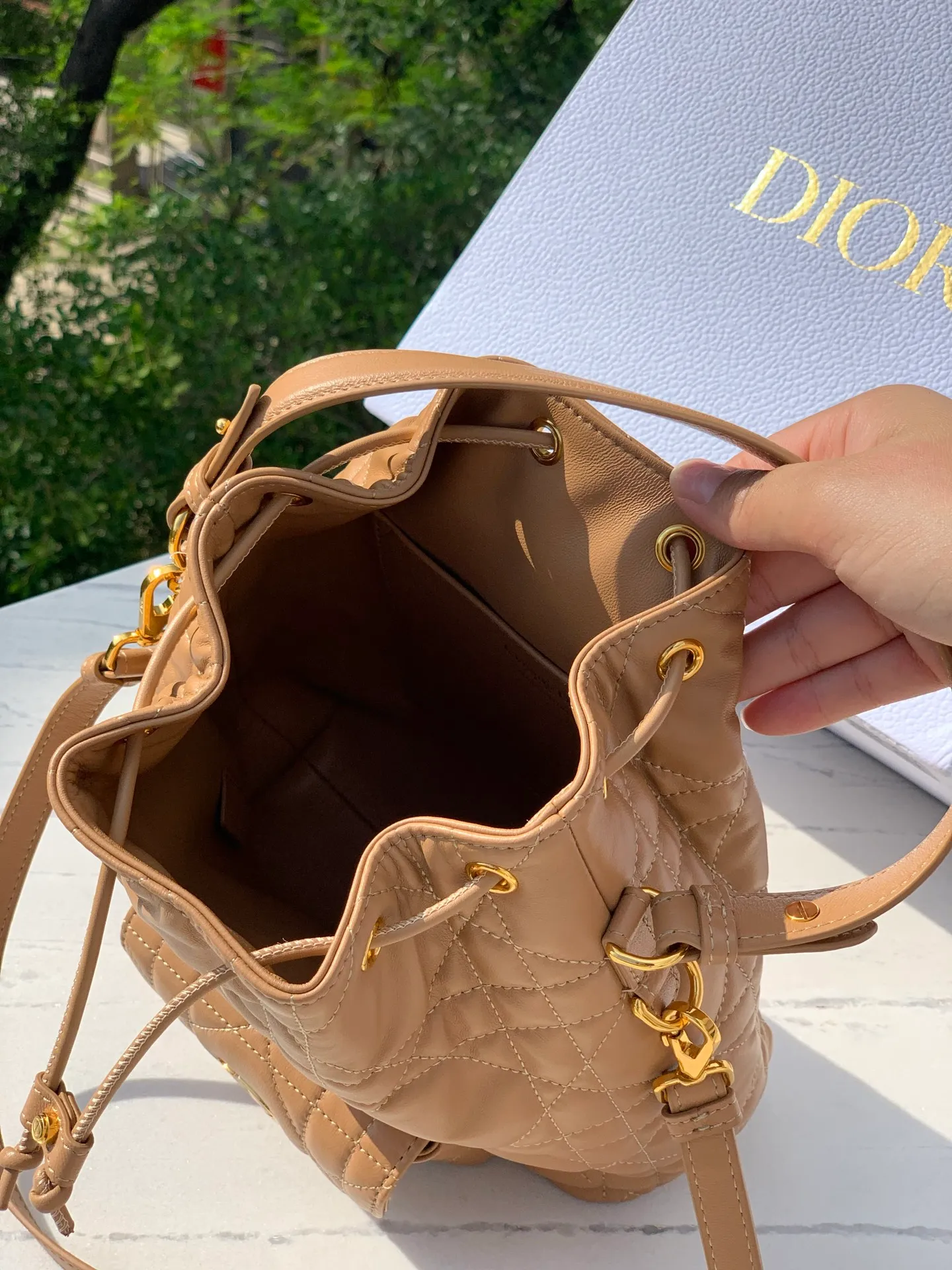 Top upgraded version 💰2000 Size: 20×24×9cm 🔥4050 New autumn fashion favorite! The Dior Caro mini bucket bag stunned the audience as soon as it appeared! Imported original sheepskin, as soft and delicate as baby skin, every touch is the ultimate enjoyment. The classic oversized cannage pattern top stitching outlines the brand's exclusive fashion genes; the shining golden CD metal logo on the front is a high-end business card for walking! The drawstring compartment and flap pocket design are perfect for storing daily small items. The detachable handle and adjustable shoulder strap make it look noble when carried by hand, lazy when carried on the shoulder, and straightforward when worn cross-body, unlocking the formula for dressing in multiple scenes! Dior’s ingenious creations are both beautiful and practical, so fashionistas can’t wait to get them!