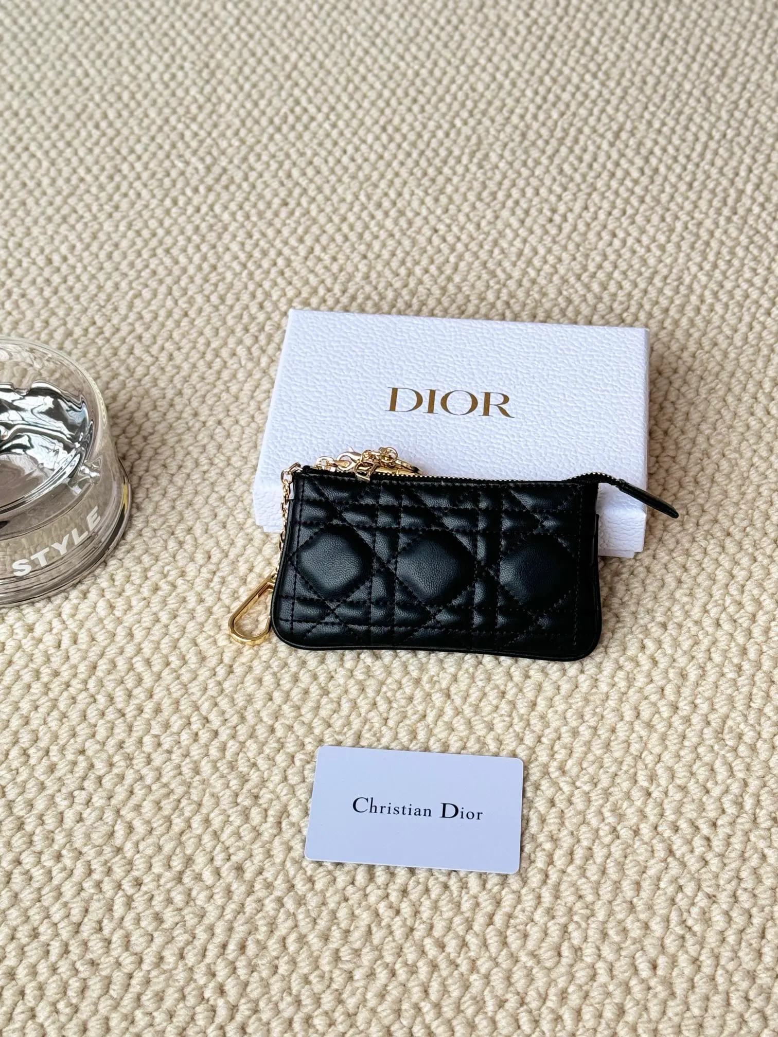 💰150 lambskin makes a zippered coin purse and key bag. Small, cute and mini. Size: 14.5*7.6cm Model: S0972UWHC_M30G This Dior Caro card holder is elegant and practical. Made of soft lambskin, carefully crafted and decorated with cannage pattern topstitching. Coin purse and key case 🔑 Compact and practical, unique and can store various daily necessities, suitable for various occasions.