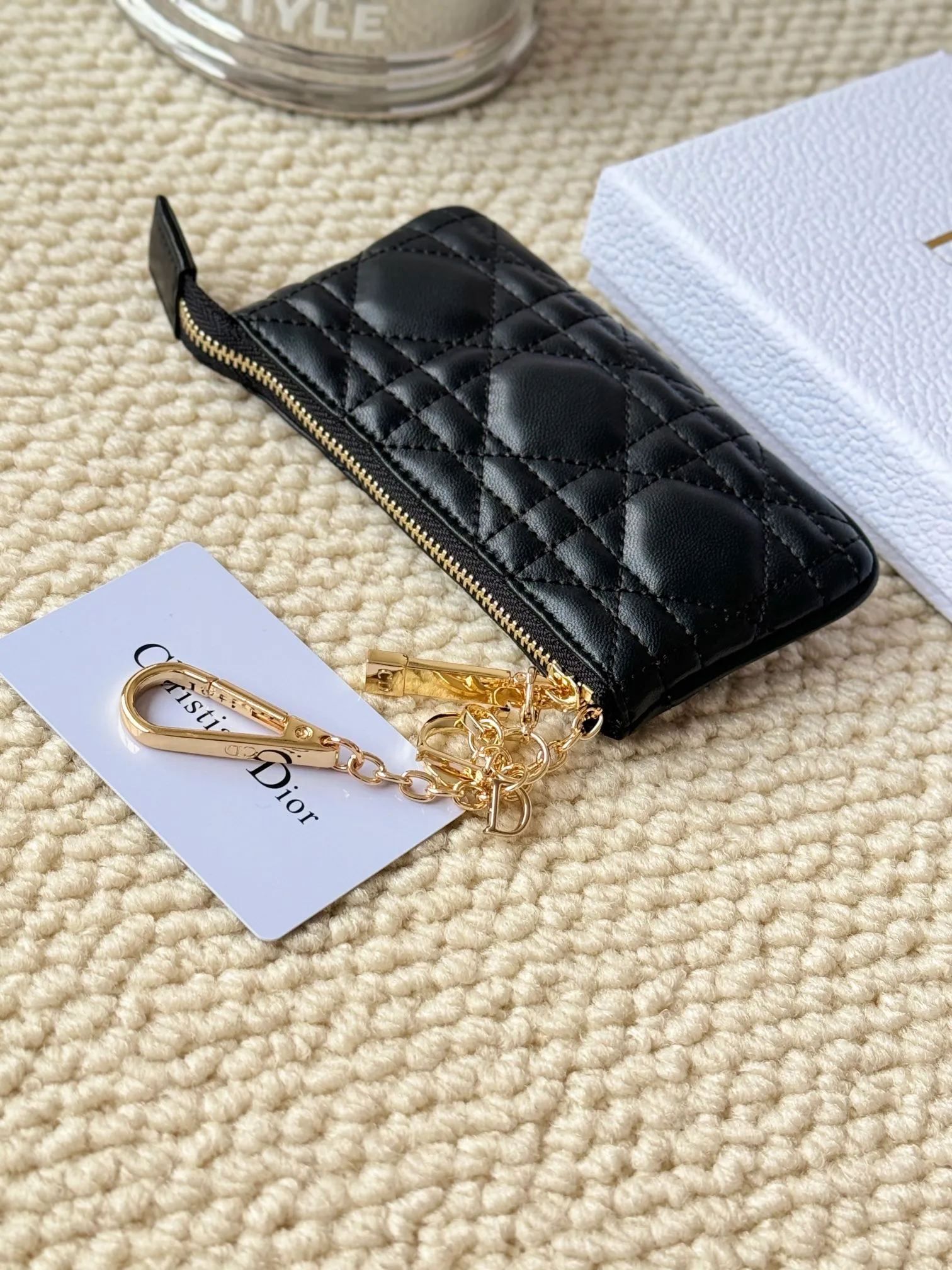 💰150 lambskin makes a zippered coin purse and key bag. Small, cute and mini. Size: 14.5*7.6cm Model: S0972UWHC_M30G This Dior Caro card holder is elegant and practical. Made of soft lambskin, carefully crafted and decorated with cannage pattern topstitching. Coin purse and key case 🔑 Compact and practical, unique and can store various daily necessities, suitable for various occasions.