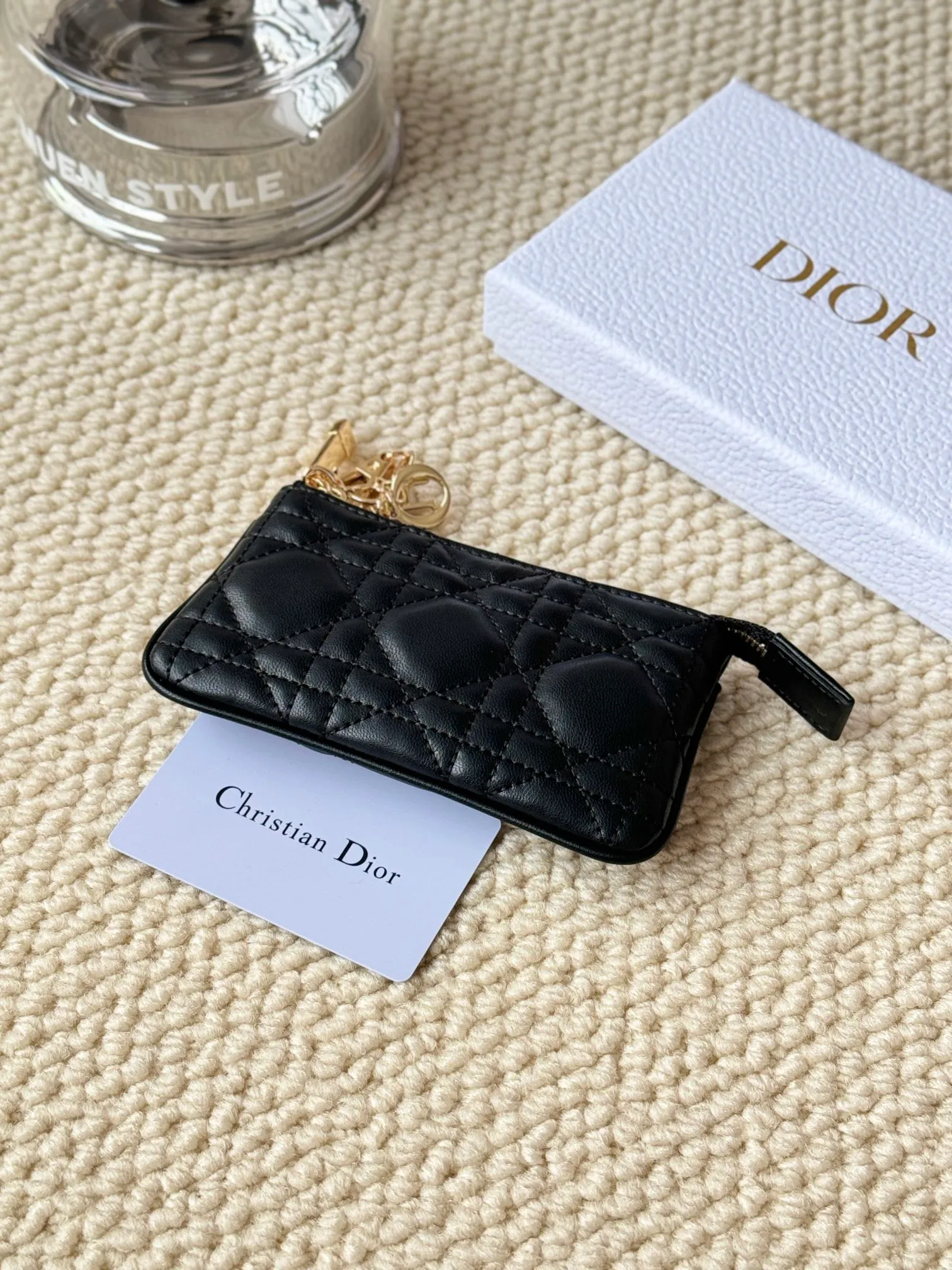 💰150 lambskin makes a zippered coin purse and key bag. Small, cute and mini. Size: 14.5*7.6cm Model: S0972UWHC_M30G This Dior Caro card holder is elegant and practical. Made of soft lambskin, carefully crafted and decorated with cannage pattern topstitching. Coin purse and key case 🔑 Compact and practical, unique and can store various daily necessities, suitable for various occasions.