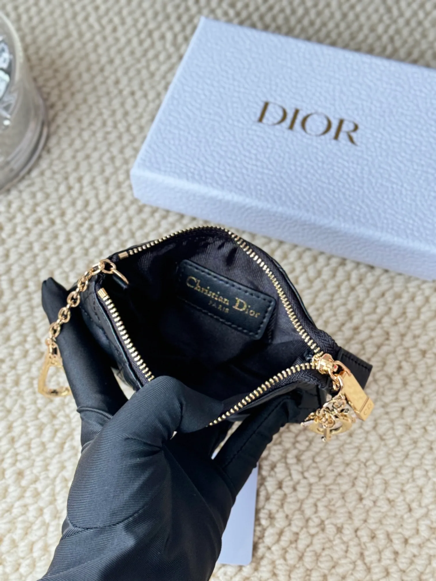 💰150 lambskin makes a zippered coin purse and key bag. Small, cute and mini. Size: 14.5*7.6cm Model: S0972UWHC_M30G This Dior Caro card holder is elegant and practical. Made of soft lambskin, carefully crafted and decorated with cannage pattern topstitching. Coin purse and key case 🔑 Compact and practical, unique and can store various daily necessities, suitable for various occasions.