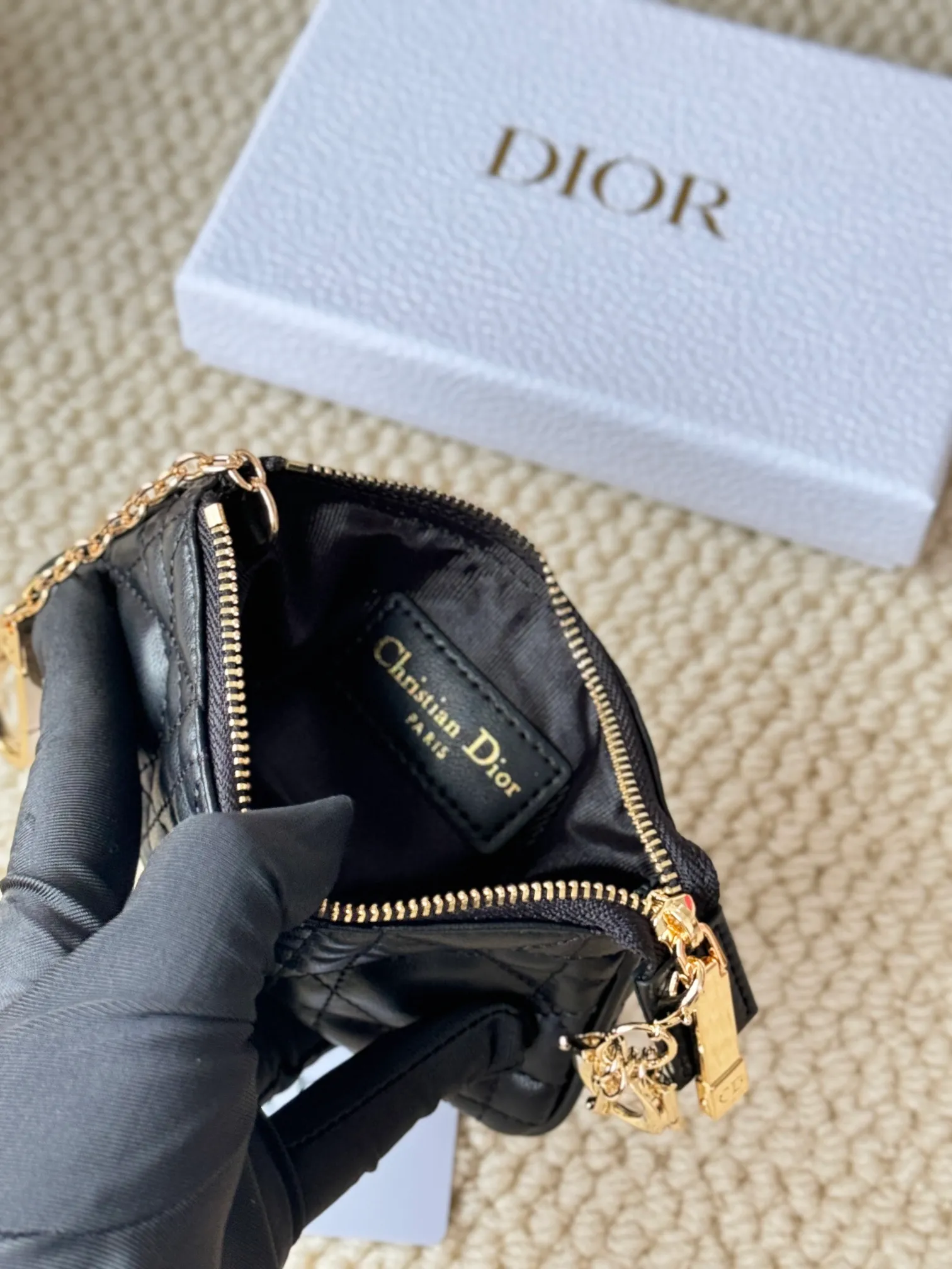💰150 lambskin makes a zippered coin purse and key bag. Small, cute and mini. Size: 14.5*7.6cm Model: S0972UWHC_M30G This Dior Caro card holder is elegant and practical. Made of soft lambskin, carefully crafted and decorated with cannage pattern topstitching. Coin purse and key case 🔑 Compact and practical, unique and can store various daily necessities, suitable for various occasions.