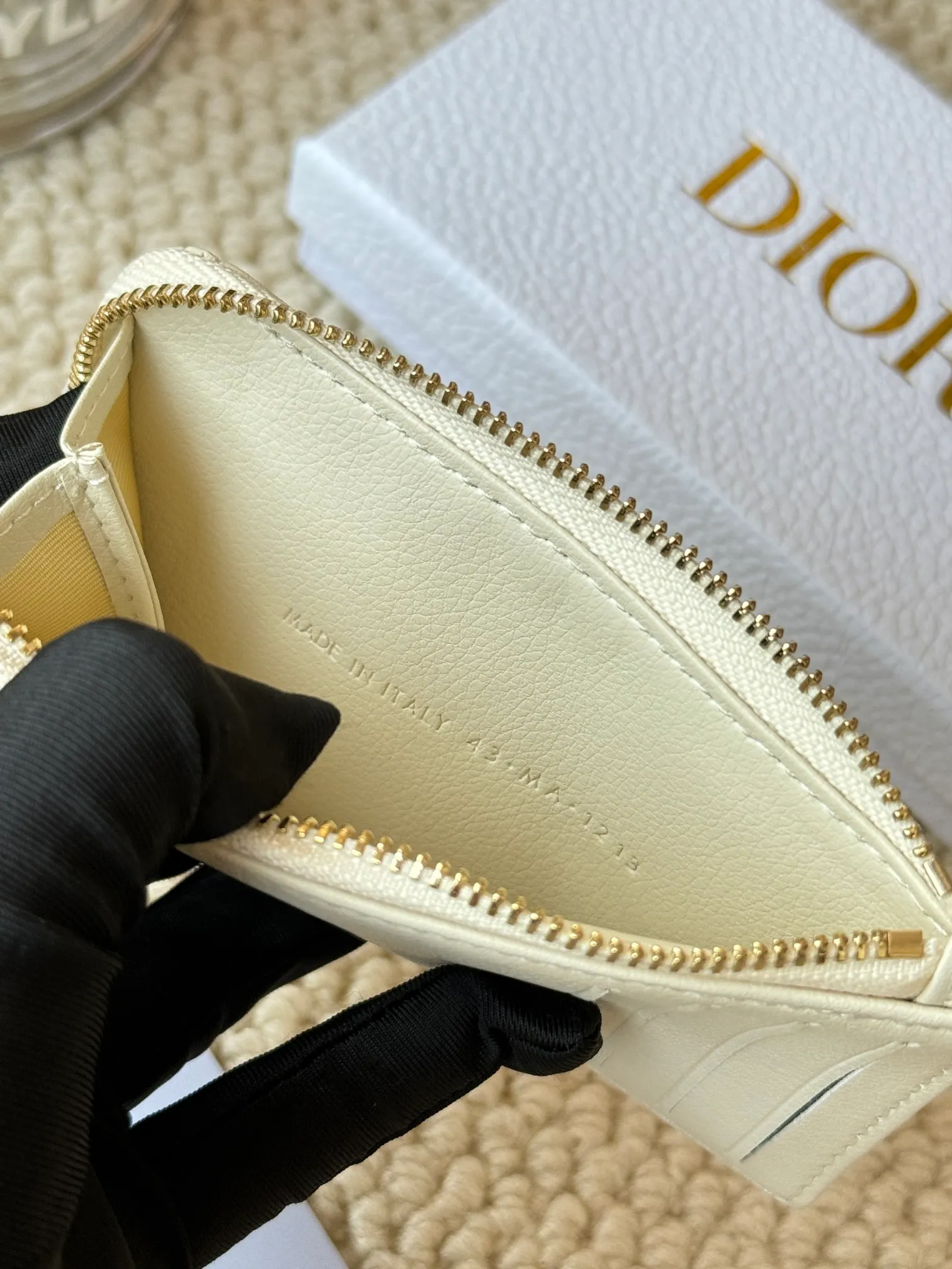 💰160Lady Dior Card Holder Sand color wallet I bought for the purpose of holding a discarded bag, L-shaped opening, seven-zig card holder pull No.: S5131 There are too many front pockets to hold cards. The banknotes need to be folded 40% off, 30% off can be placed but it has a zipper. The size is 13.5*8.5*1.5 cm. The Dior card holder meets my various needs. Compared with other styles, it is thin, compact and has a large capacity. There is no conspicuous big LOGO, it will not scratch when placed in the bag, and it is relatively low-key and classic. There is a special place for access control cards, so you don’t need to mix them with bank cards. When I used to swipe access control cards, I couldn’t swipe them because there were too many cards, so I had to take out the access control cards separately. There is a zipper, so you don't have to worry about putting important things out, and the zipper is half-open, so it's more convenient to put things in and take things out than having only one side.