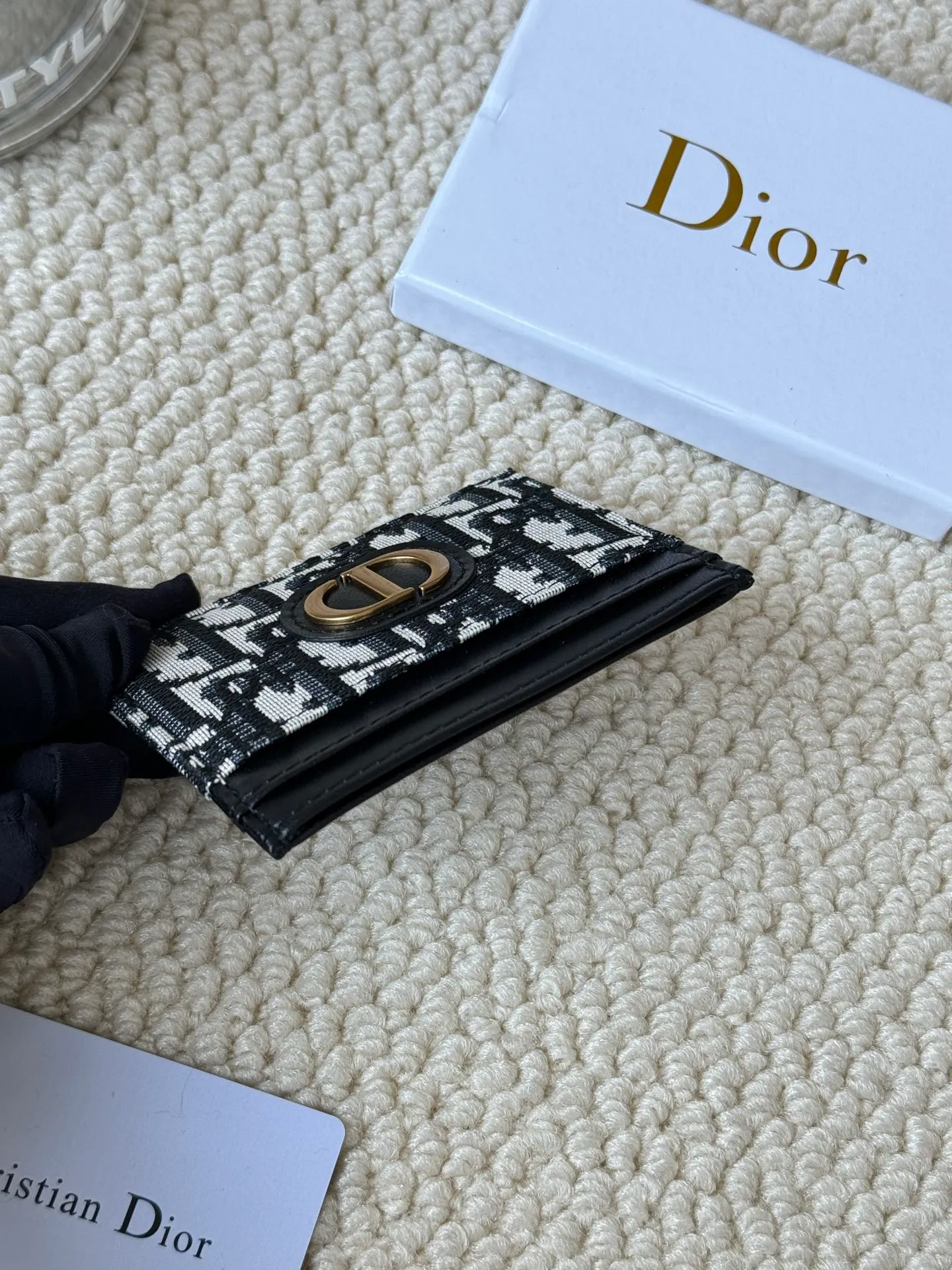 💰100 dior's card holder -30 Montaigne card holder is exquisite and elegant. Made of blue jacquard fabric, detailed with Oblique print and CD logo on the front. Practical and compact, it can store small daily necessities and can be easily put into various handbags. CD logo on front 2 card slots 1 patch pocket Number: S2152 Dimensions: 10 x 7.5 x 0.5 cm