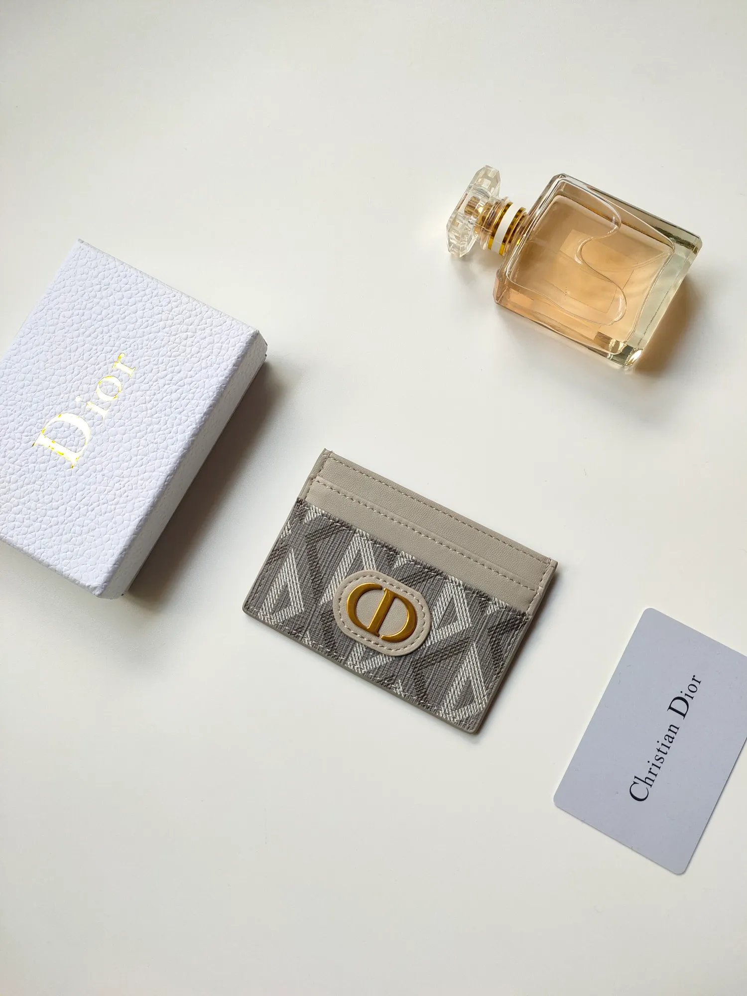 ￥90🎉DIOR’s new card holder CH2152 is carefully made of Dior CD Diamond pattern canvas😍It is decorated with the CD logo on the front and has smooth cow leather details. Equipped with five card slots, it is exquisite and elegant and can be easily put into your pocket and taken with you. Dimensions: 10 x 7.5 cm (length x height)