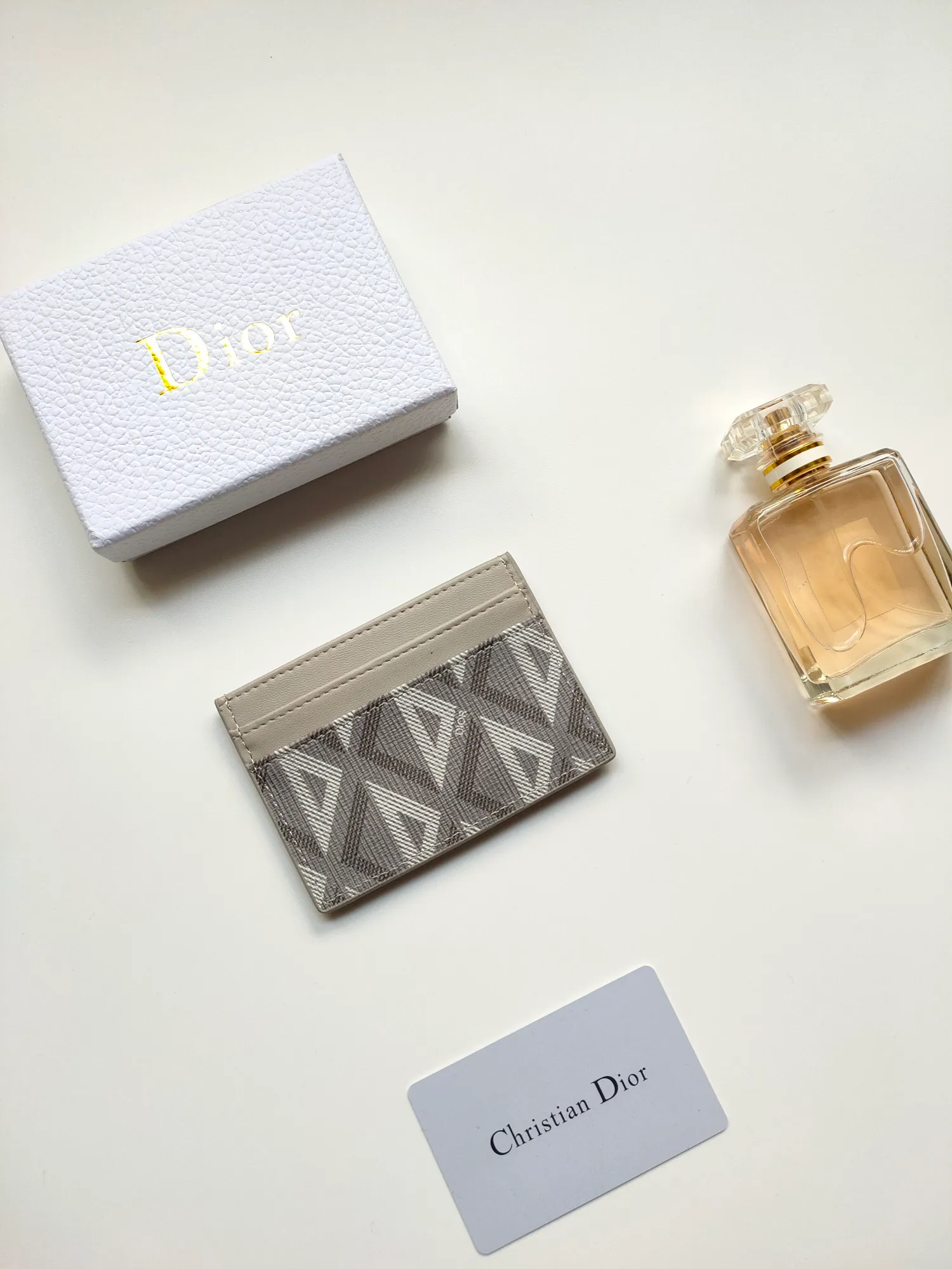 ￥90🎉DIOR’s new card holder CH2152 is carefully made of Dior CD Diamond pattern canvas😍It is decorated with the CD logo on the front and has smooth cow leather details. Equipped with five card slots, it is exquisite and elegant and can be easily put into your pocket and taken with you. Dimensions: 10 x 7.5 cm (length x height)