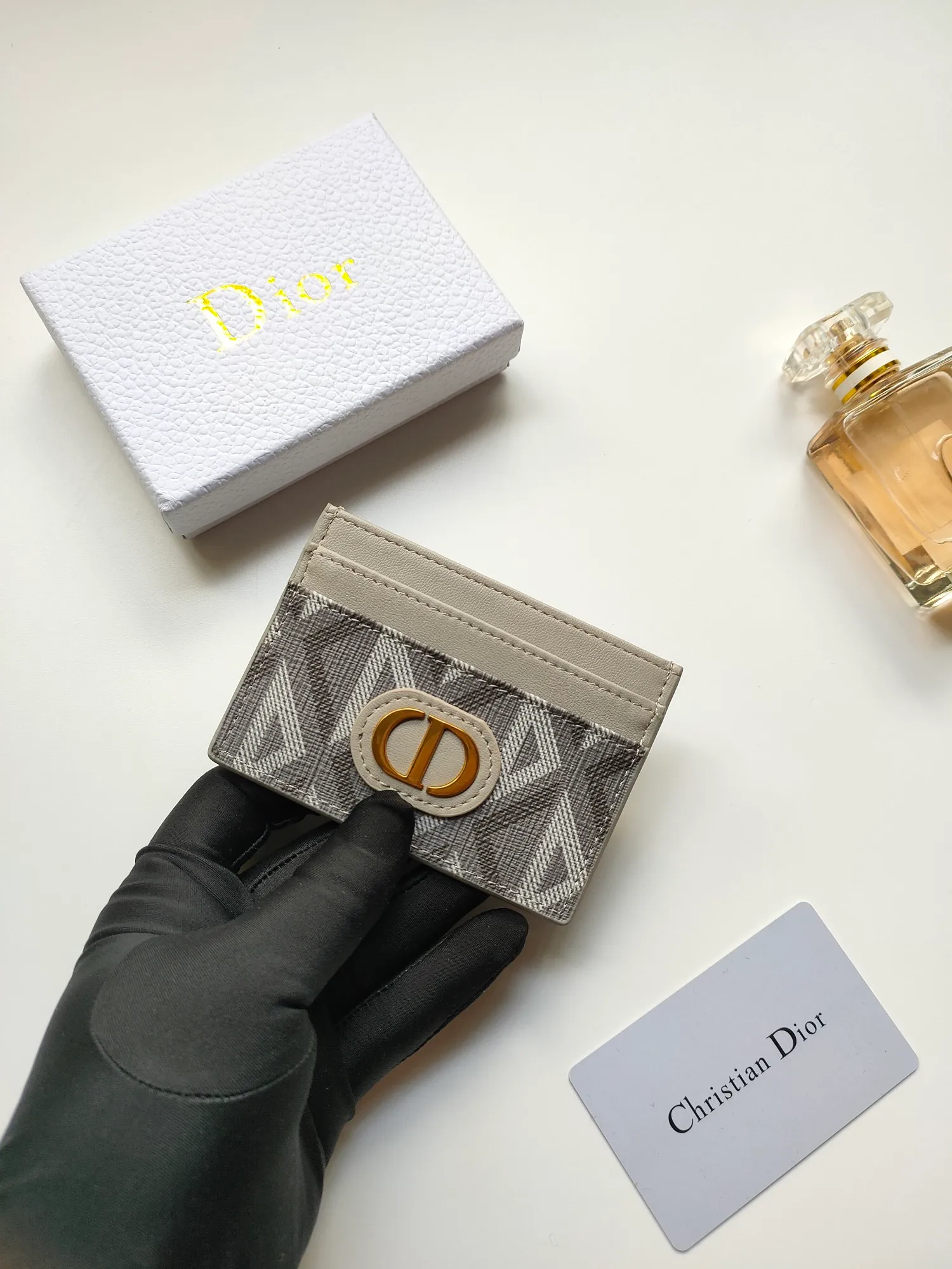 ￥90🎉DIOR’s new card holder CH2152 is carefully made of Dior CD Diamond pattern canvas😍It is decorated with the CD logo on the front and has smooth cow leather details. Equipped with five card slots, it is exquisite and elegant and can be easily put into your pocket and taken with you. Dimensions: 10 x 7.5 cm (length x height)