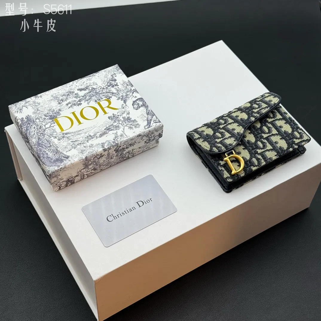 💰150 💎Top quality #calfskin Authentic products available at counters with picture box Upgraded coin purse 👛 DIOR.ObliqueSaddle coin purse The very recognizable saddle shape has become a representative element of the D family. The outer cover is a pistol-shaped iconic letter D for decoration. Nowadays, small bags are the way to get rid of large wallets and replace them with a small and exquisite card holder/coin purse~ Style number: S5611 size:10.5x7x3cm