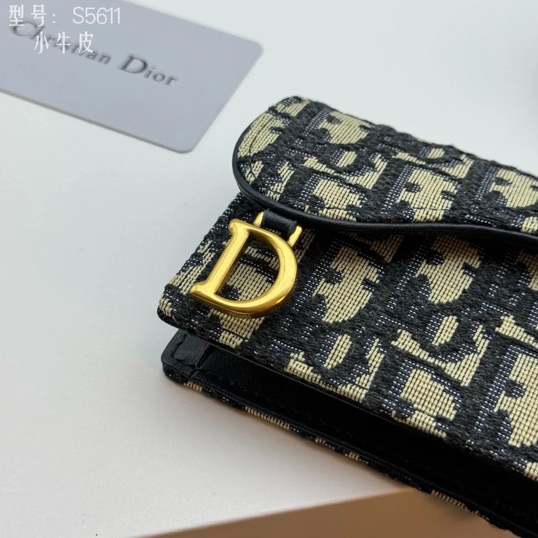 💰150 💎Top quality #calfskin Authentic products available at counters with picture box Upgraded coin purse 👛 DIOR.ObliqueSaddle coin purse The very recognizable saddle shape has become a representative element of the D family. The outer cover is a pistol-shaped iconic letter D for decoration. Nowadays, small bags are the way to get rid of large wallets and replace them with a small and exquisite card holder/coin purse~ Style number: S5611 size:10.5x7x3cm
