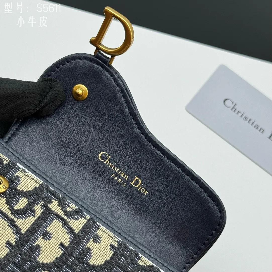 💰150 💎Top quality #calfskin Authentic products available at counters with picture box Upgraded coin purse 👛 DIOR.ObliqueSaddle coin purse The very recognizable saddle shape has become a representative element of the D family. The outer cover is a pistol-shaped iconic letter D for decoration. Nowadays, small bags are the way to get rid of large wallets and replace them with a small and exquisite card holder/coin purse~ Style number: S5611 size:10.5x7x3cm