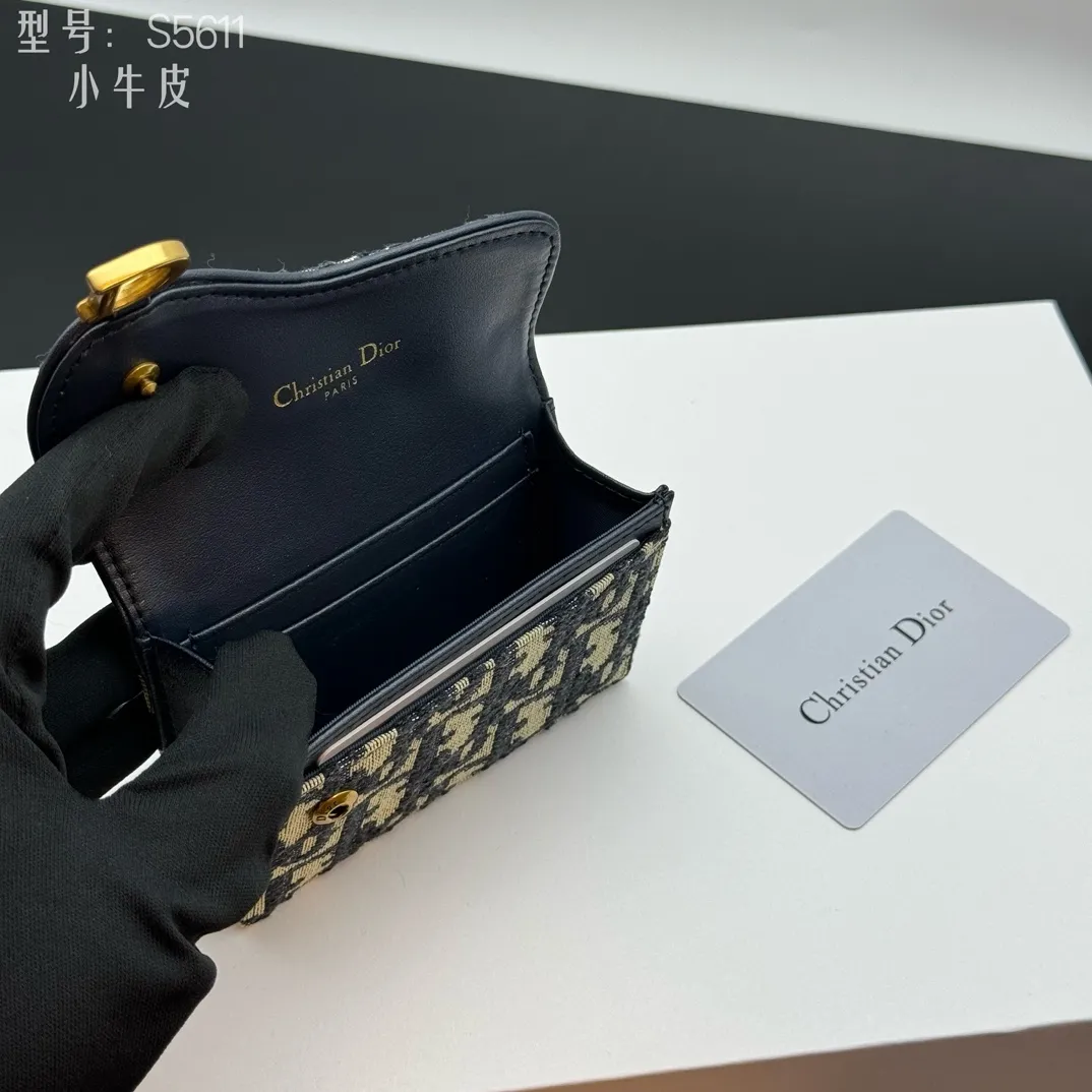 💰150 💎Top quality #calfskin Authentic products available at counters with picture box Upgraded coin purse 👛 DIOR.ObliqueSaddle coin purse The very recognizable saddle shape has become a representative element of the D family. The outer cover is a pistol-shaped iconic letter D for decoration. Nowadays, small bags are the way to get rid of large wallets and replace them with a small and exquisite card holder/coin purse~ Style number: S5611 size:10.5x7x3cm